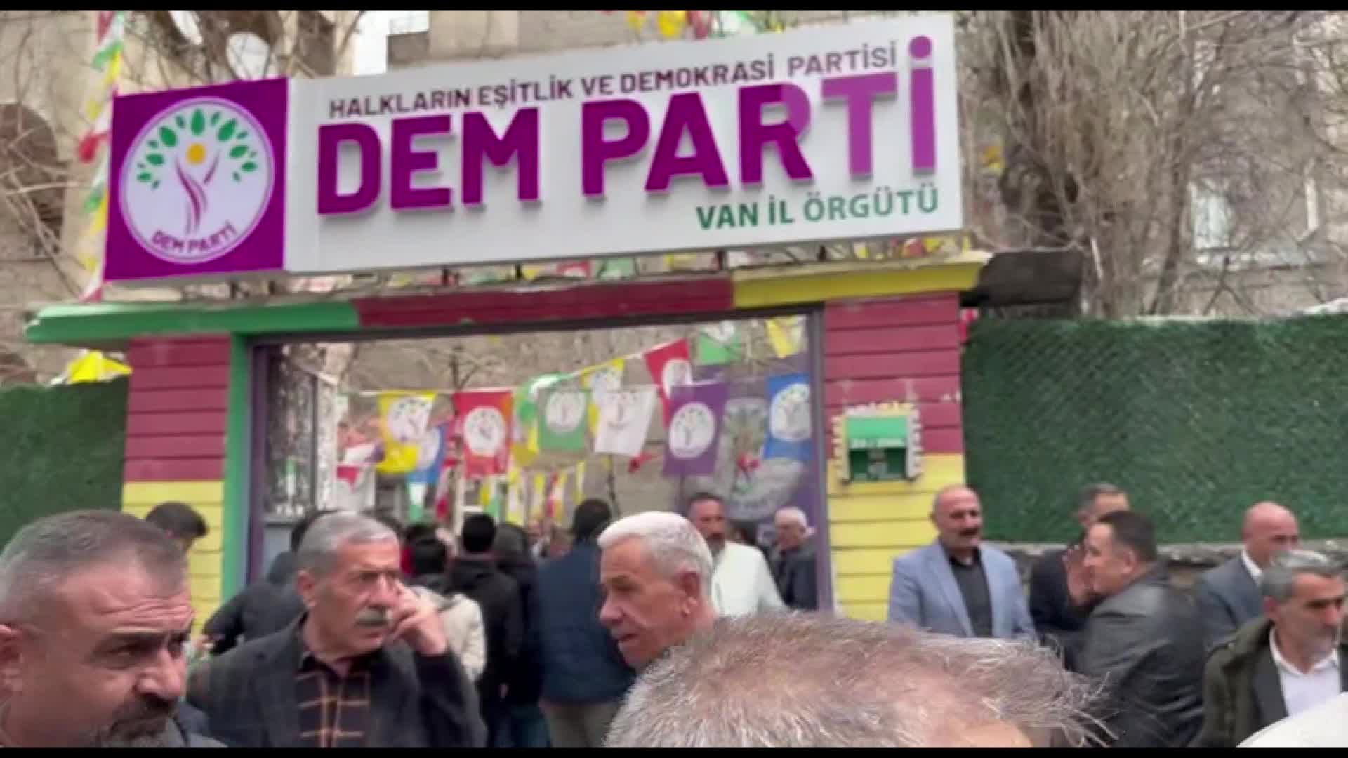 VAN'DA YENİ SEÇİLEN BELEDİYE BAŞKANLARI BAYRAM PROGRAMINA KATILDI