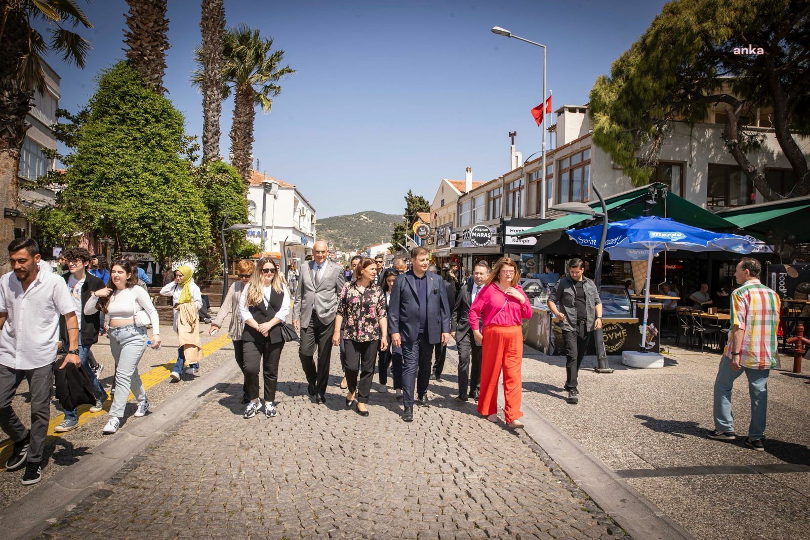 İZMİR BÜYÜKŞEHİR BELEDİYE BAŞKANI CEMİL TUGAY, FOÇA'DA ESNAF ZİYARETİNDE BULUNDU
