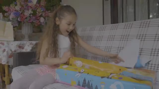 ÖZGÜR ÖZEL, KAMPANYA FİLMİNDE OYNAYAN ÇOCUKLAR İLE AİLELERİNİN BAYRAMINI KUTLADI