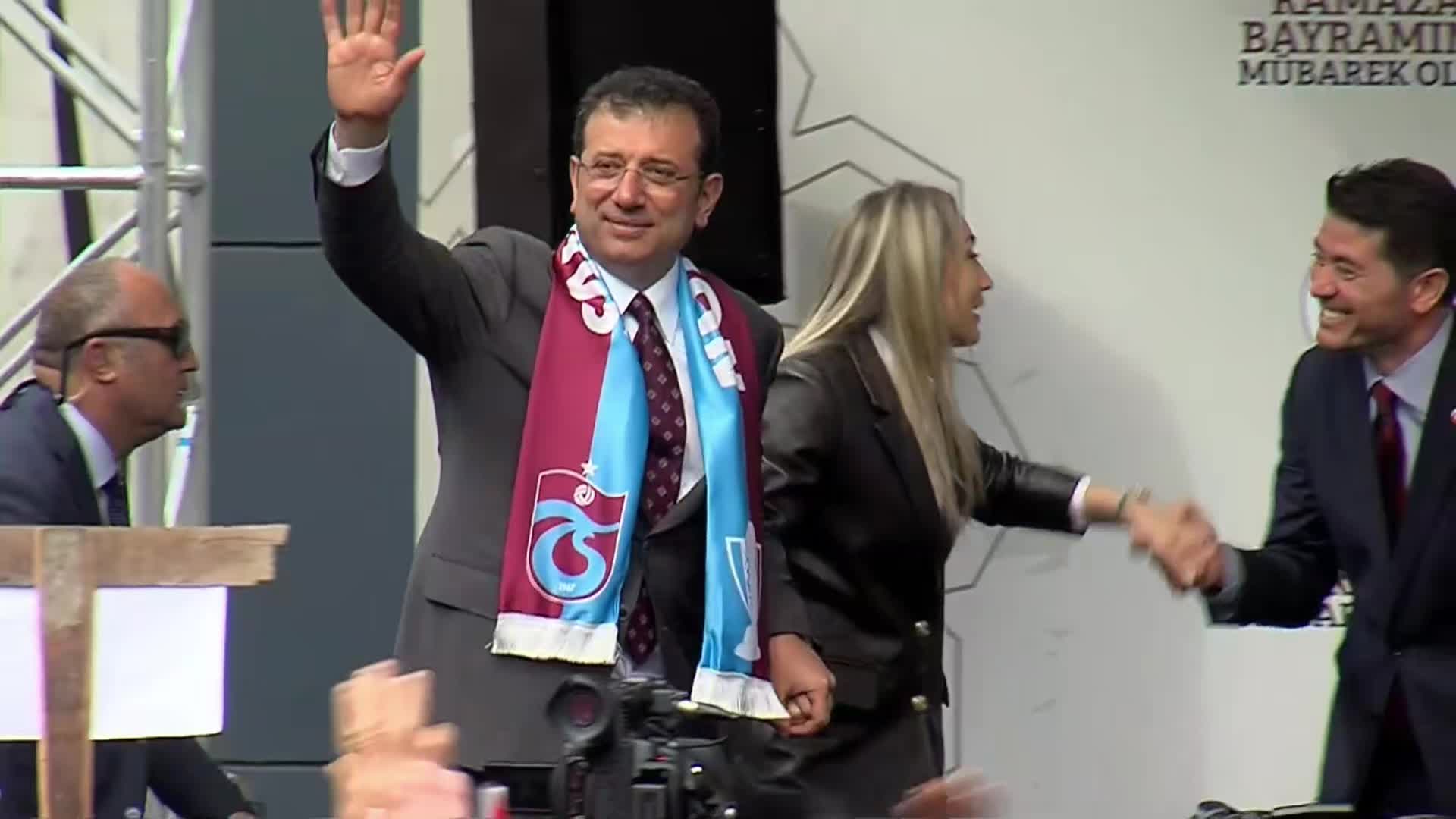 İMAMOĞLU, TRABZON'DA: “DEMOKRASİYİ RAYINDAN ÇIKARIRSANIZ KADINLARA, ÇOCUKLARA, GENÇLERE, EMEKLİLERE ZULÜM ÇEKTİRİR”