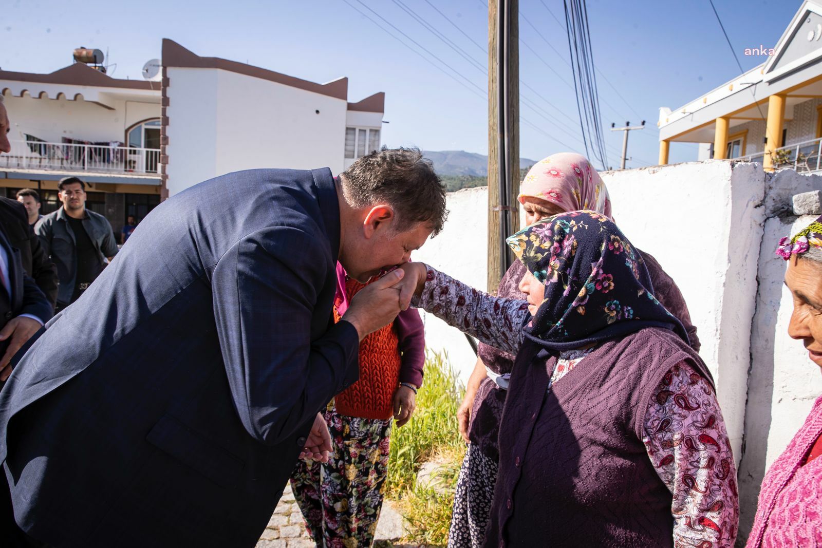 İZMİR BÜYÜKŞEHİR BELEDİYE BAŞKANI CEMİL TUGAY, BERGAMA’DA KÖYLÜLERLE BULUŞTU