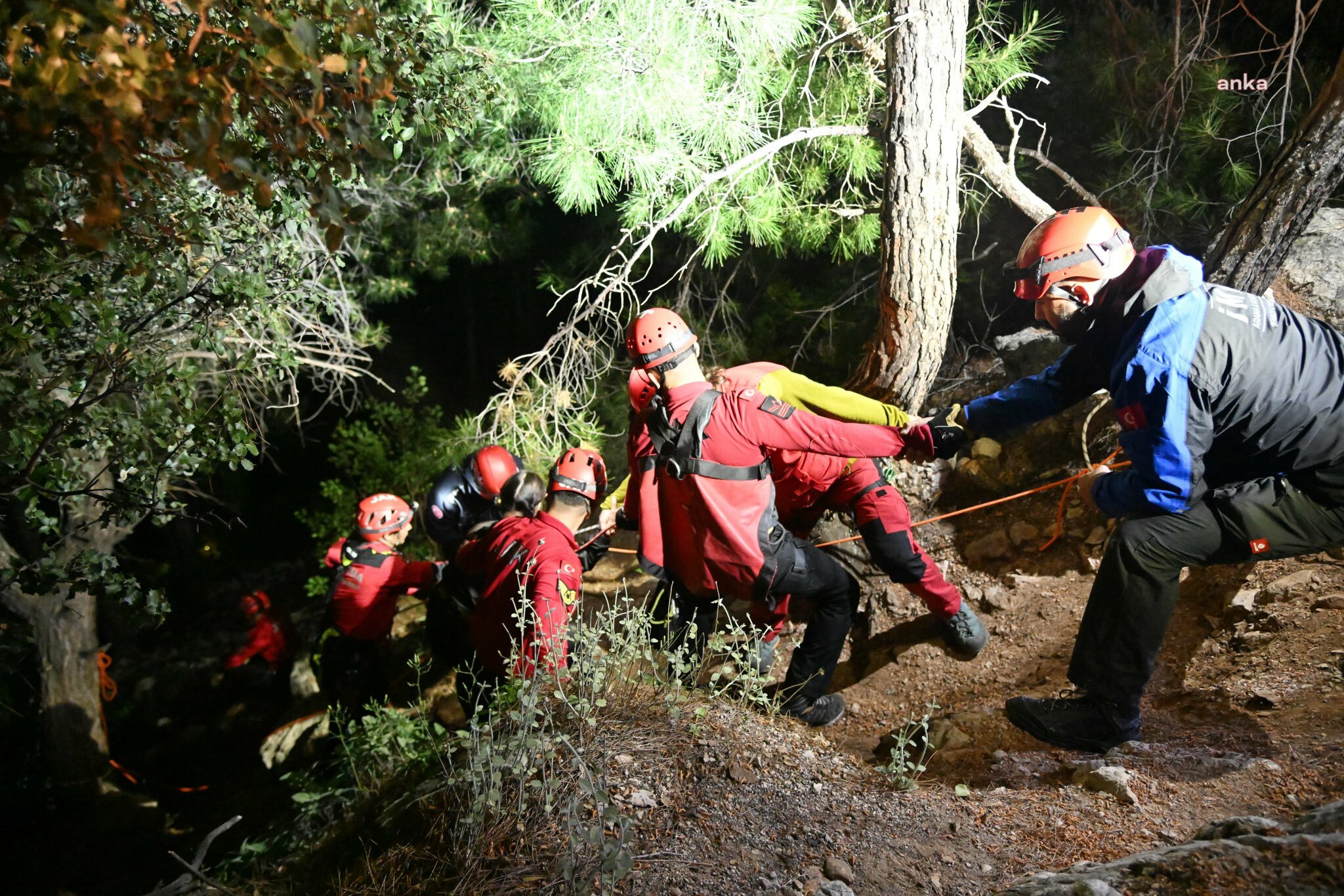 TELEFERİKTE MAHSUR KALANLARI KURTARMA ÇALIŞMALARI SÜRÜYOR...AFAD BAŞKANI MEMİŞ: "128 VATANDAŞIMIZ KURTARILDI, 8 KABİNDEKİ 43 VATANDAŞIMIZI KURTARMA ÇALIŞMALARI DEVAM EDİYOR"