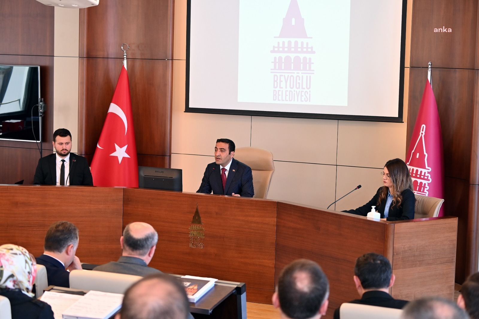 BEYOĞLU’NDA YENİ DÖNEMİN İLK BELEDİYE MECLİSİ TOPLANDI. BAŞKAN GÜNEY: "ORTAK AKIL VE KARŞILIKLI ANLAYIŞLA TÜM SORUNLARI HEP BİRLİKTE ÇÖZECEĞİMİZE İNANIYORUM"