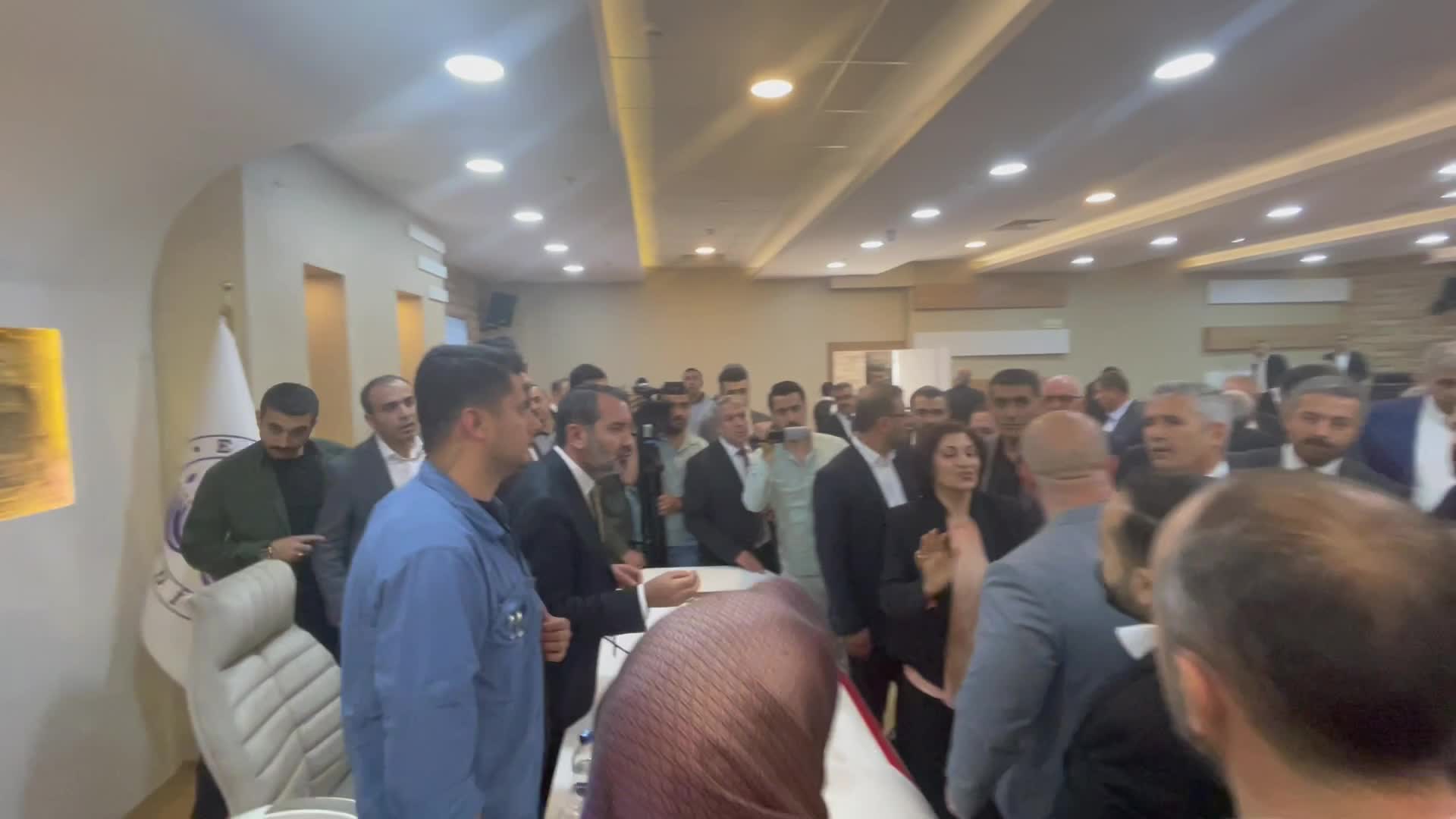 ELAZIĞ BELEDİYESİ'NDE AKP’Lİ BAŞKAN KOMİSYON ÜYE SAYISINI 3’E DÜŞÜRDÜ, MECLİS KARIŞTI