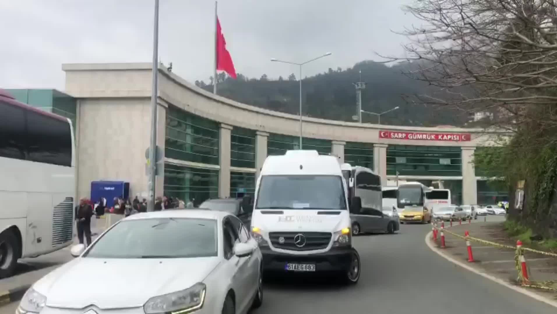 KEMALPAŞA ESNAFI: "SEZON AÇILIŞI OLMASINA RAĞMEN İŞLERİMİZ ÇOK DURGUN. GÜRCÜLERE SATIYORUZ, TÜRKLERE BİZİM FİYATLAR YÜKSEK GELİYOR"