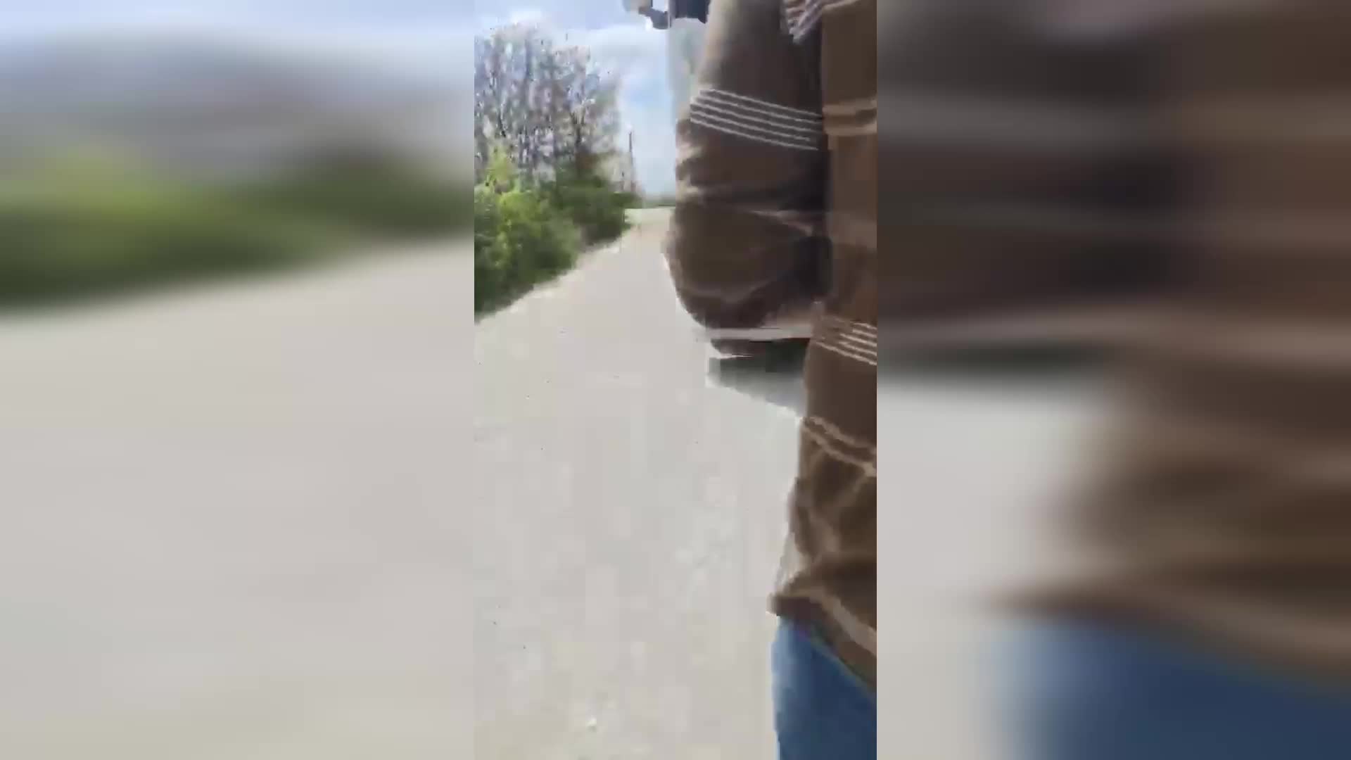 ELAZIĞ SUGÖZÜ MAHALLESİ MUHTARI GÜNDOĞAN, MAHALLESİNİN YOLUNUN YAPILMADIĞI GEREKÇESİYLE KAMYONETİN ÖNÜNDE OTURMA EYLEMİ YAPTI