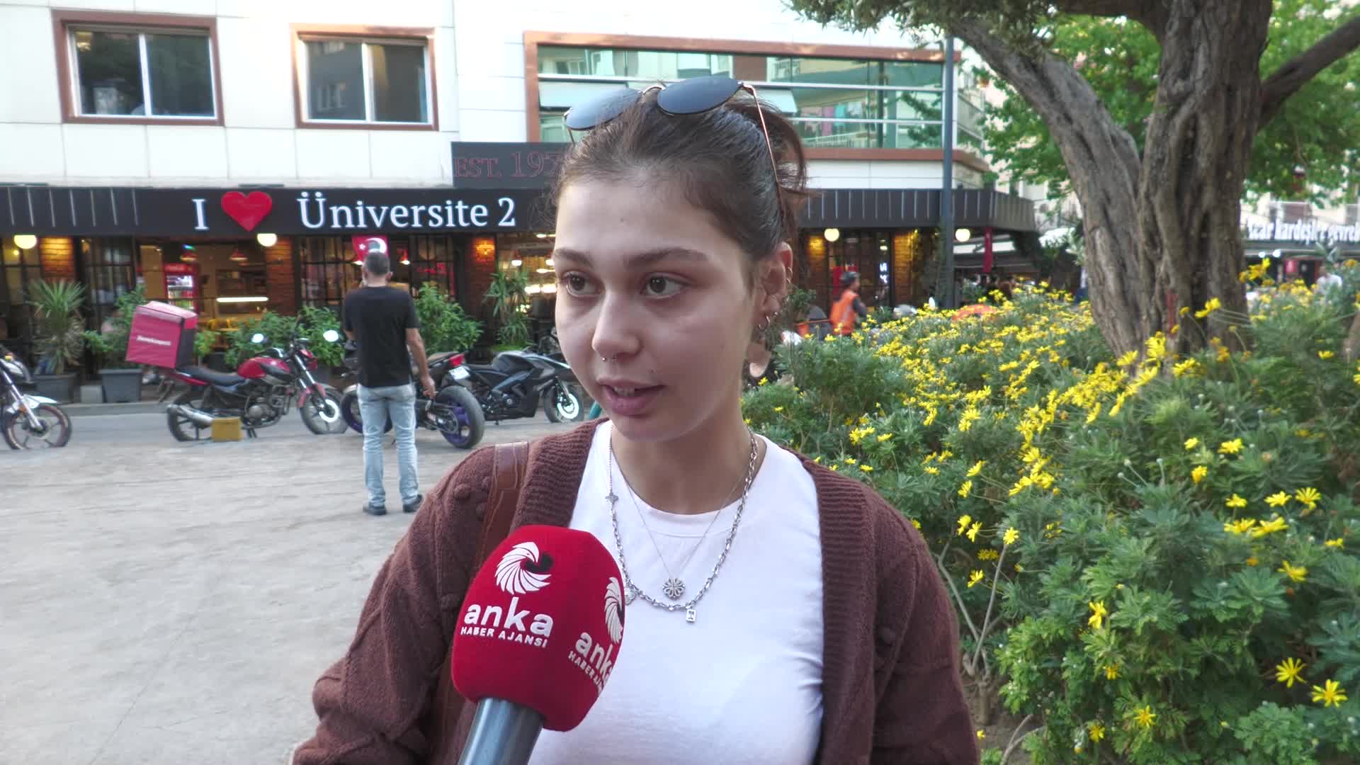İZMİR'DE ÜNİVERSİTE ÖĞRENCİLERİ GEÇİM SIKINTISINDAN DERT YANDI: “ÇALIŞMAKTAN ÖĞRENCİLİK HAYATIMIN TADINI ÇIKARAMADIM”