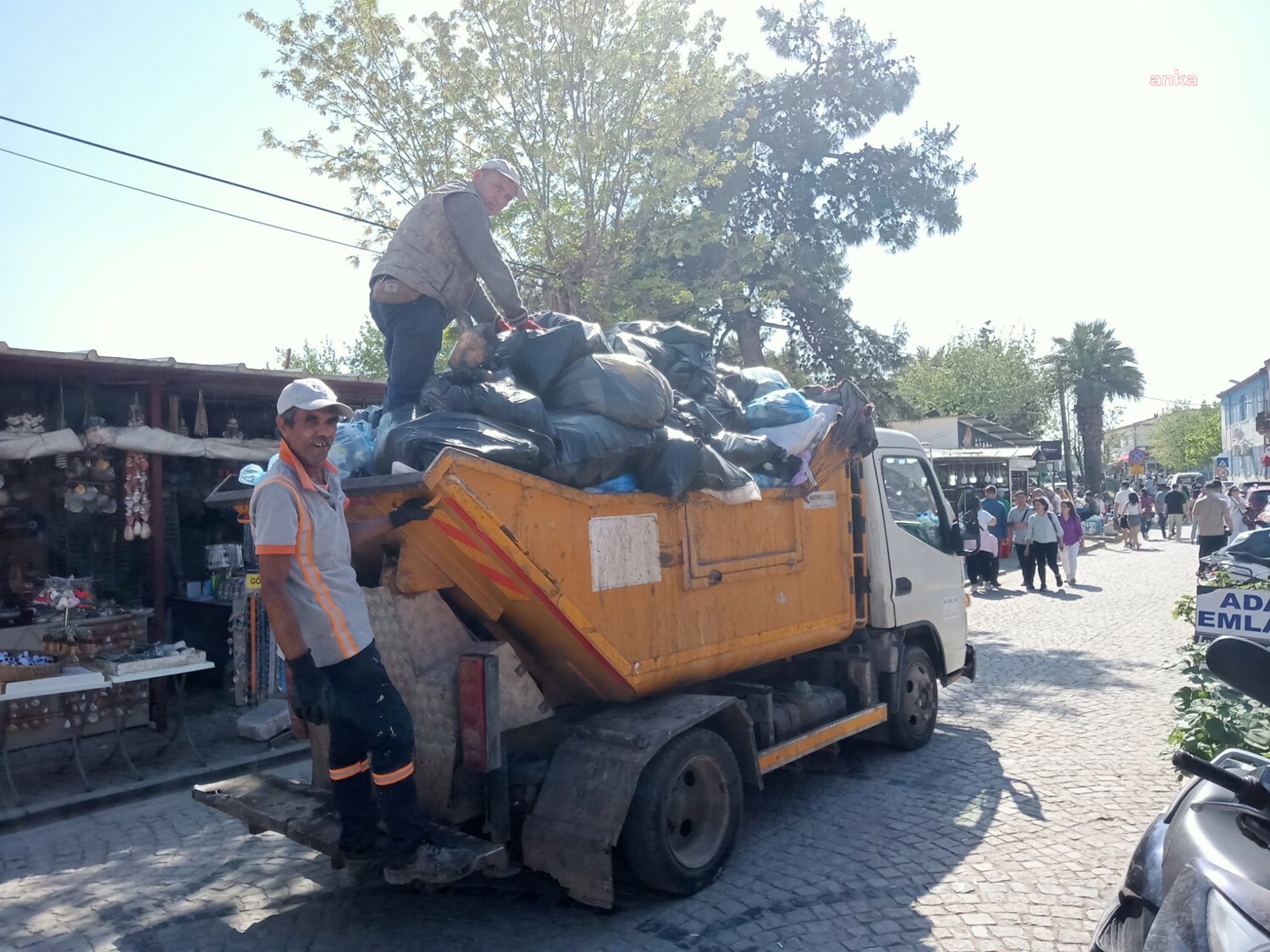 AYVALIK BELEDİYESİ, BAYRAM TATİLİNDE YAKLAŞIK 15 BİN TON ÇÖP TOPLADI