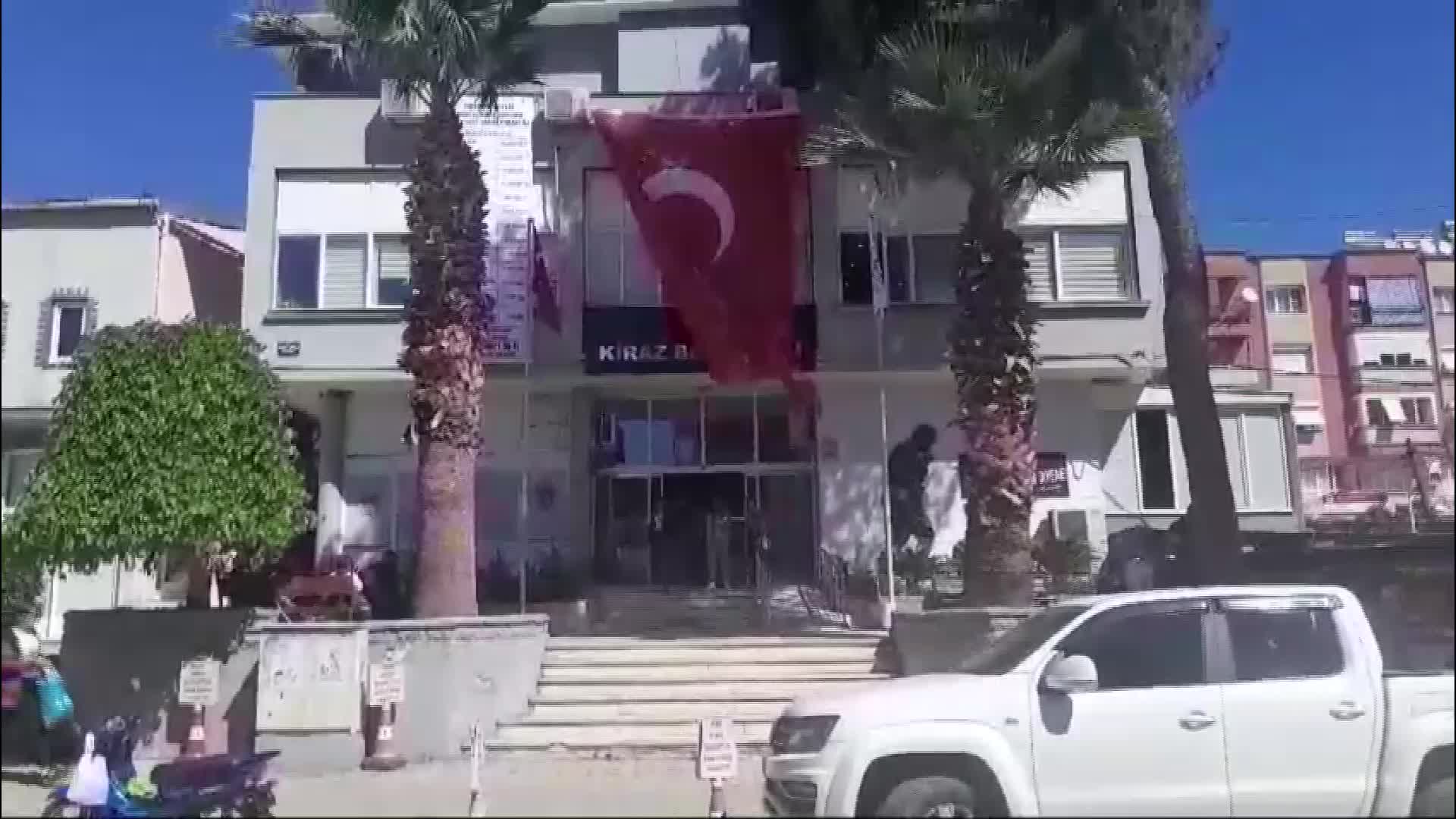 İZMİR'DE AKP’DEN CHP’YE GEÇEN KİRAZ BELEDİYESİ'NİN BORCU 332 MİLYON OLARAK AÇIKLANDI
