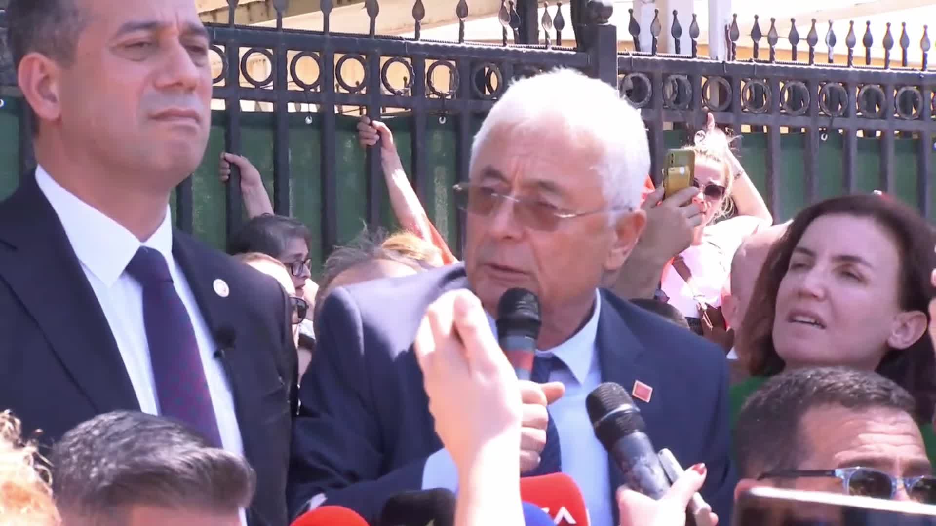 CHP HEYETİ ANTALYA ADLİYESİ ÖNÜNDE... ALİ MAHİR BAŞARIR: "BELEDİYE BAŞKANIMIZ HAKSIZ, HUKUKSUZ, DEHŞET VERİCİ ŞEKİLDE TUTUKLU. DERHAL MESUT KOCAGÖZ'ÜN TAHLİYESİNE KARAR VERİN"