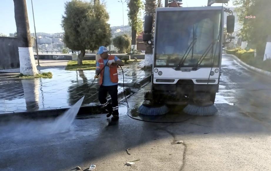 KUŞADASI’NDA BAYRAM TATİLİNDE 2 BİN TONUN ÜZERİNDE ATIK TOPLANDI
