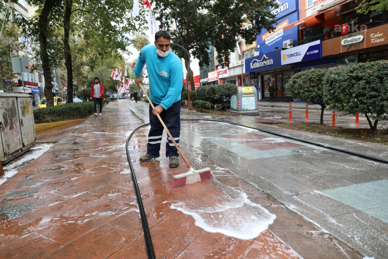İZMİT BELEDİYESİ'NDEN YÜRÜYÜŞ YOLUNA SABAH TEMİZLİĞİ