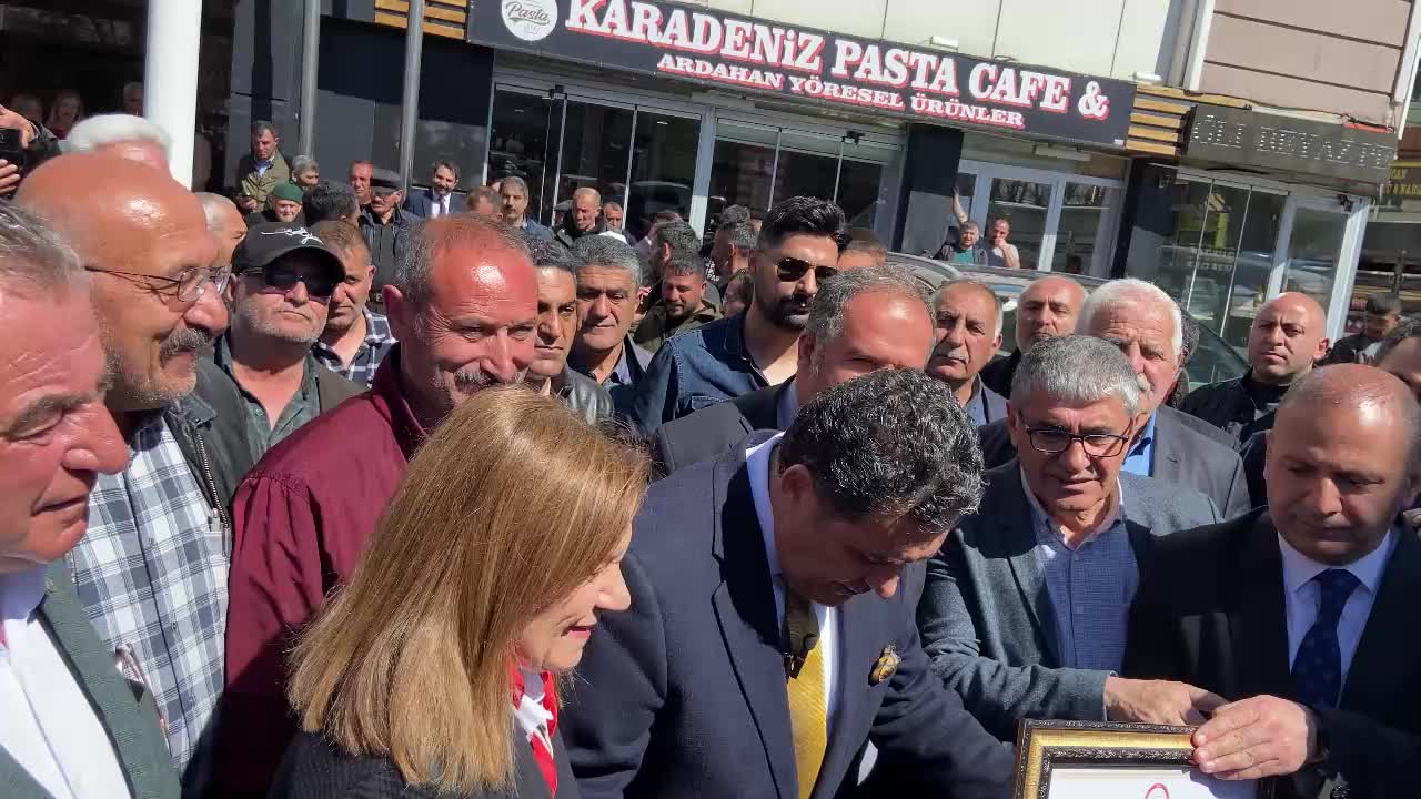 ARDAHAN BELEDİYE BAŞKANI FARUK DEMİR MAZBATASINI ALDI