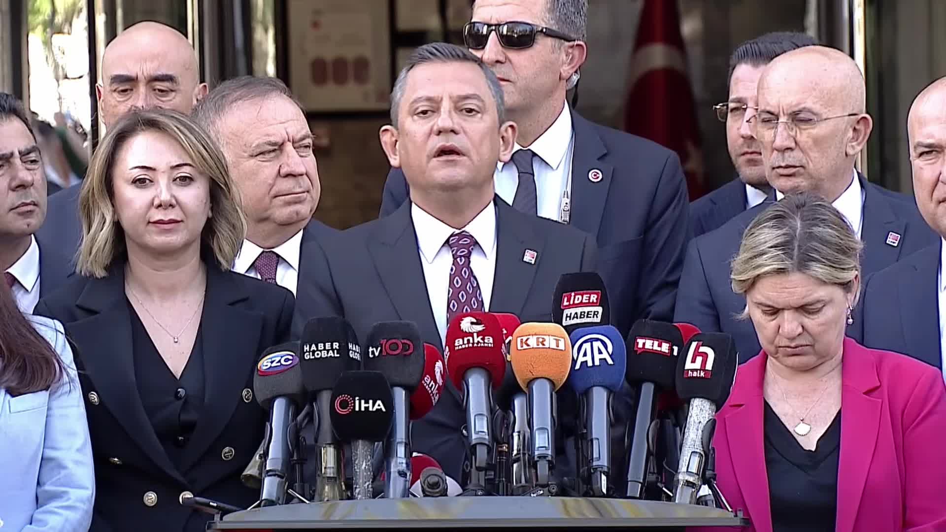 ÖZGÜR ÖZEL'DEN KEPEZ BELEDİYE BAŞKANI KOCAGÖZ'ÜN TUTUKLANMASINA TEPKİ: "GÖREVİ BIRAKTIKTAN SONRA DENETİM GÖREN TELEFERİĞİN KAZASINDAN SORUMLU TUTULUP TUTUKLANMASI SİYASİ KARARDIR"