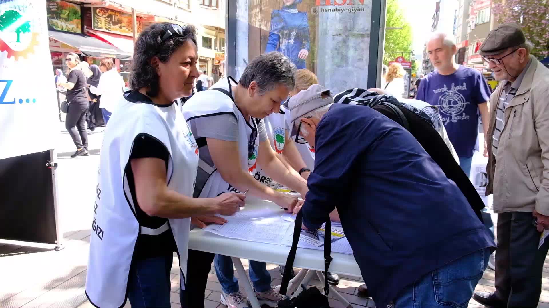 ESKİŞEHİR’DE EMEKLİLER, EN DÜŞÜK EMEKLİ MAAŞININ 35 BİN LİRA OLMASI İÇİN İMZA KAMPANYASI BAŞLATTI