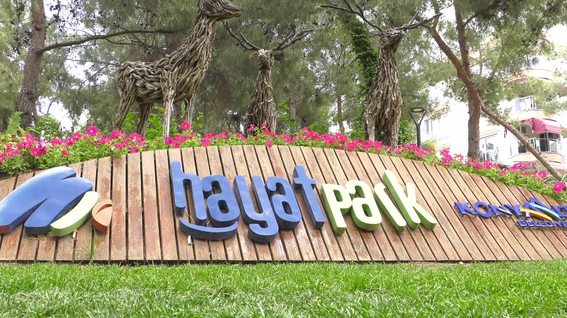 KONYAALTI BELEDİYESİ’NDEN HAYATPARK’TA PEYZAJ ÇALIŞMASI