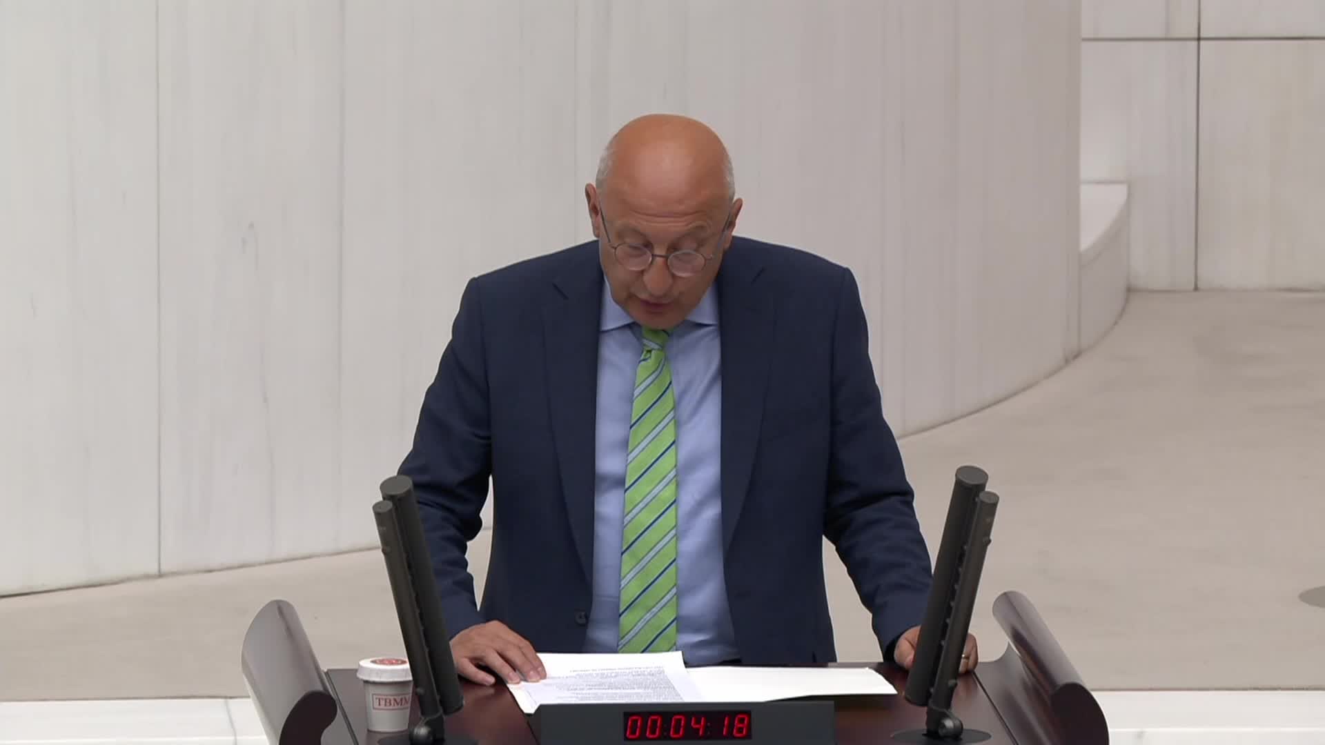 CHP,  ÜNİVERSİTE ÖĞRENCİLERİNE  KİRA VE ÖZEL YURTLARA DEVLET DESTEĞİ VERİLMESİNİ İSTEDİ, AK PARTİ REDDETTİ. ÇAKIRÖZER: EVLATLARIMIZI TARİKAT YURTLARINA MAHKUM ETMEYELİM