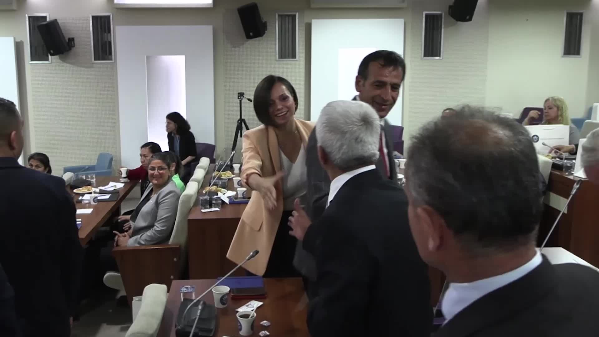 KARABAĞLAR BELEDİYE BAŞKANI HELİL İNAY KINAY, KARABAĞLAR’DAKİ MUHTARLARLA BULUŞTU: “ÖNCELİĞİMİZ SOSYAL BELEDİYECİLİK”
