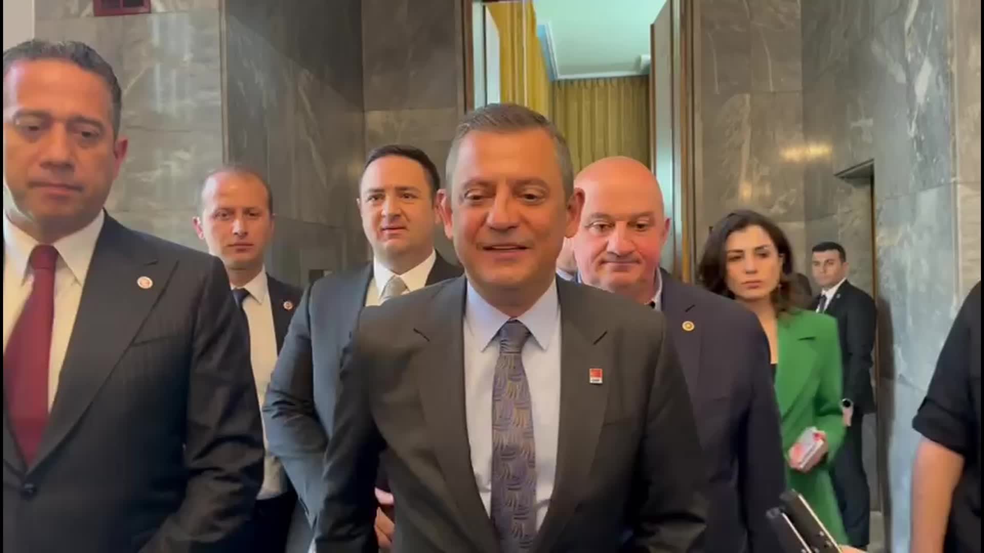 ÖZGÜR ÖZEL'DEN CUMHURBAŞKANI ERDOĞAN'A: "SEÇMENİN MEKTUBUNU BALKONDA OKUYUP GRUPTA MASAL OKUMAK DERS ALMAMAK DEMEKTİR. O DERSİ MİLLETİMİZ VERİR"