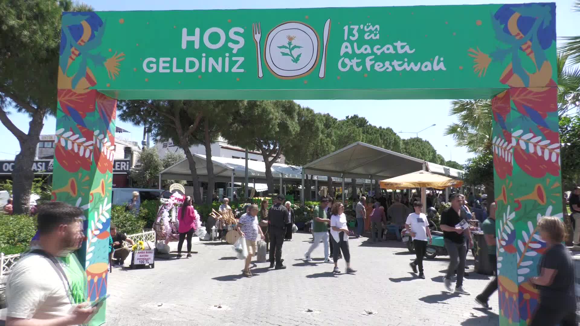İZMİR BÜYÜKŞEHİR BELEDİYE BAŞKANI TUGAY İLE ÇEŞME BELEDİYE BAŞKANI DENİZLİ, ALAÇATI OT FESTİVALİ'NDE ÜRETİCİ VE VATANDAŞLA BULUŞTU