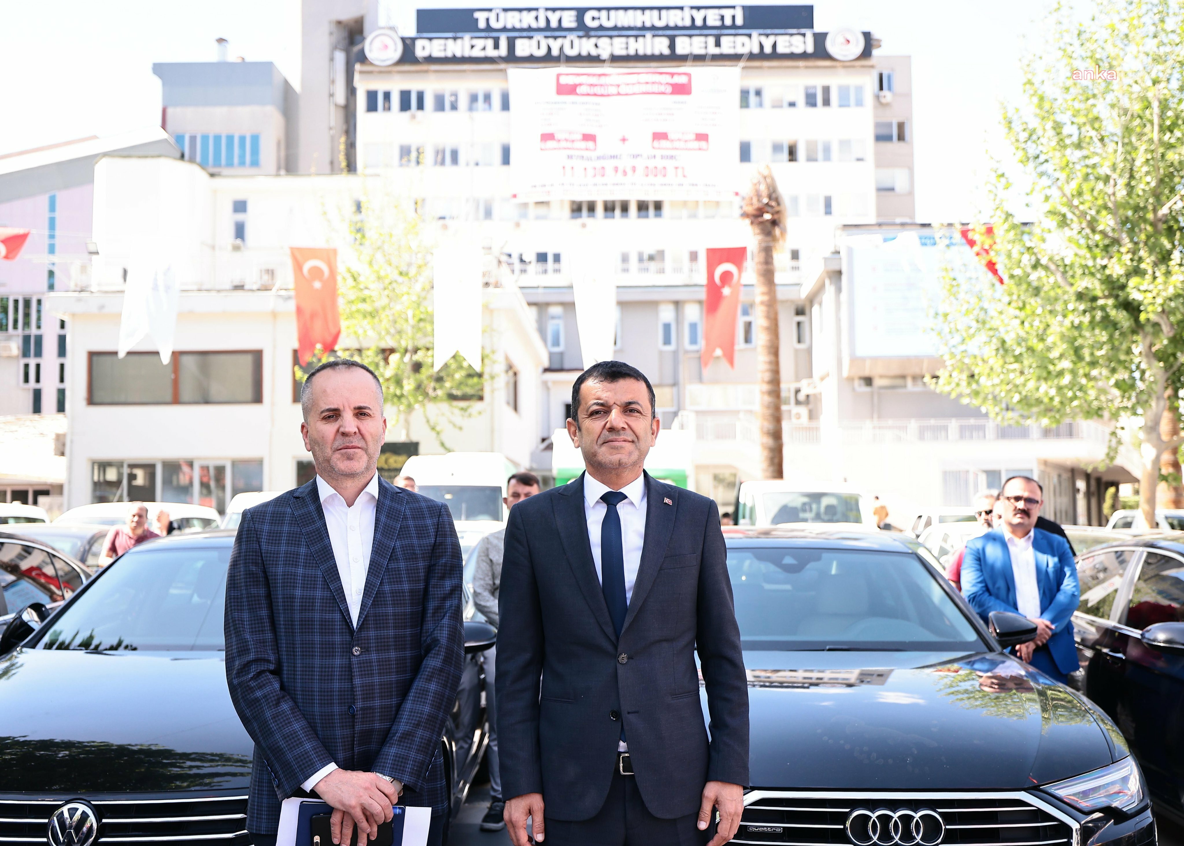 CHP'Lİ DENİZLİ BÜYÜKŞEHİR BELEDİYESİ, İHTİYAÇ FAZLASI ARAÇLARI SERGİLEDİ... BAŞKAN ÇAVUŞOĞLU: "ARTIK ŞATAFAT YOK, GEREKSİZ HARCAMA YOK"