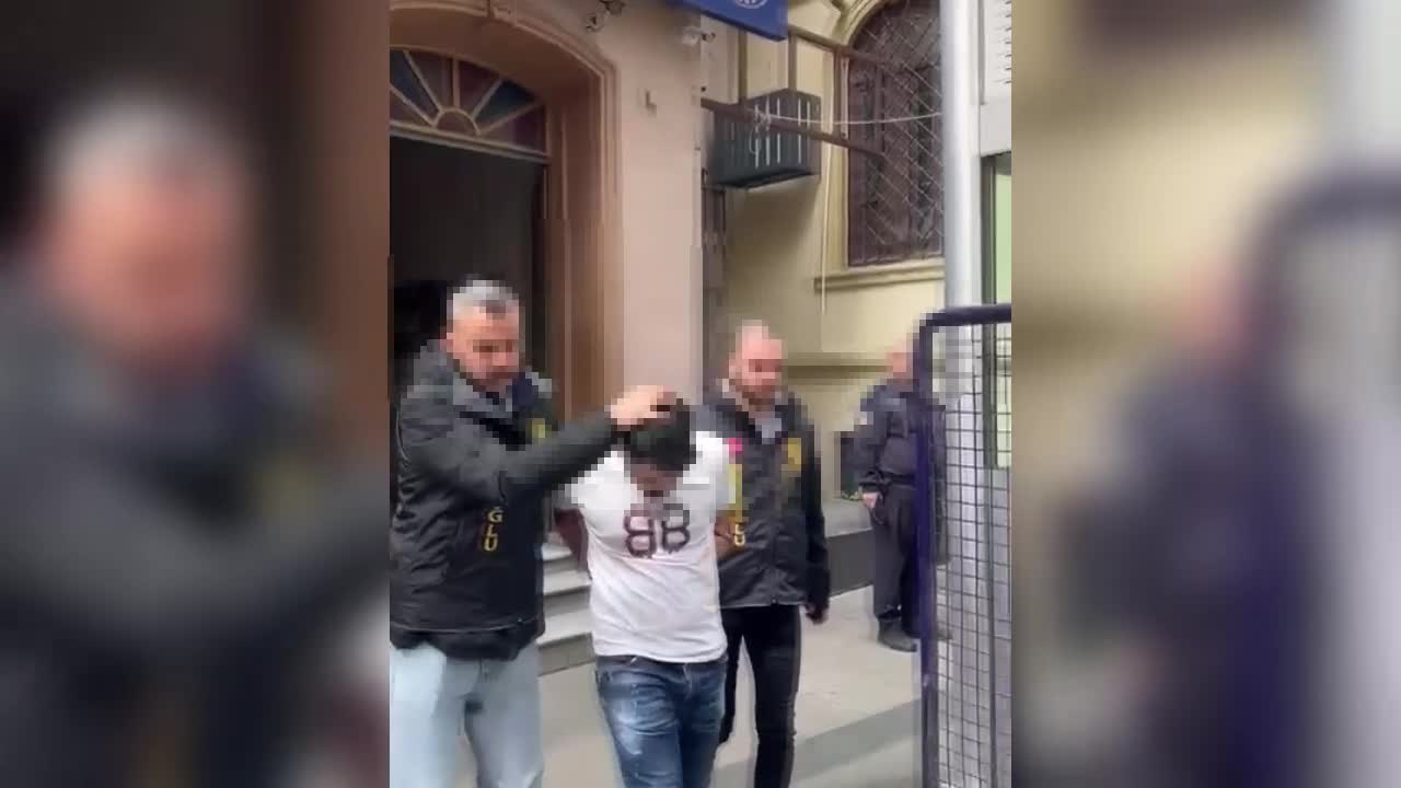 KAMUFLAJ KIYAFETLE SERVİS GÖRÜNTÜSÜ SOSYAL MEDYADA YAYILAN YABANCI UYRUKLU GARSON TUTUKLANDI