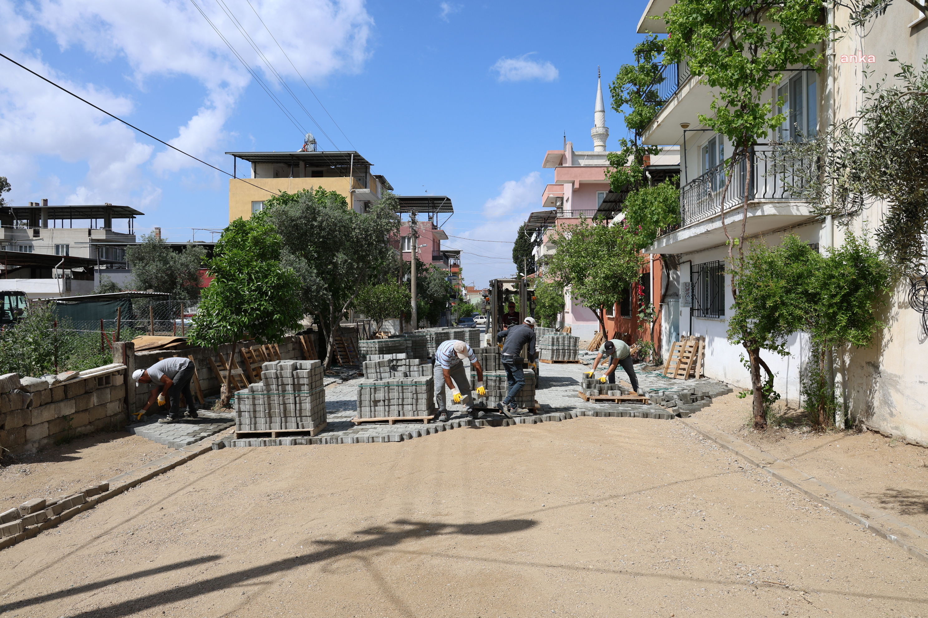 ÇİNE BELEDİYESİ EKİPLERİ, YENİ YOLLAR İÇİN ARALIKSIZ ÇALIŞIYOR