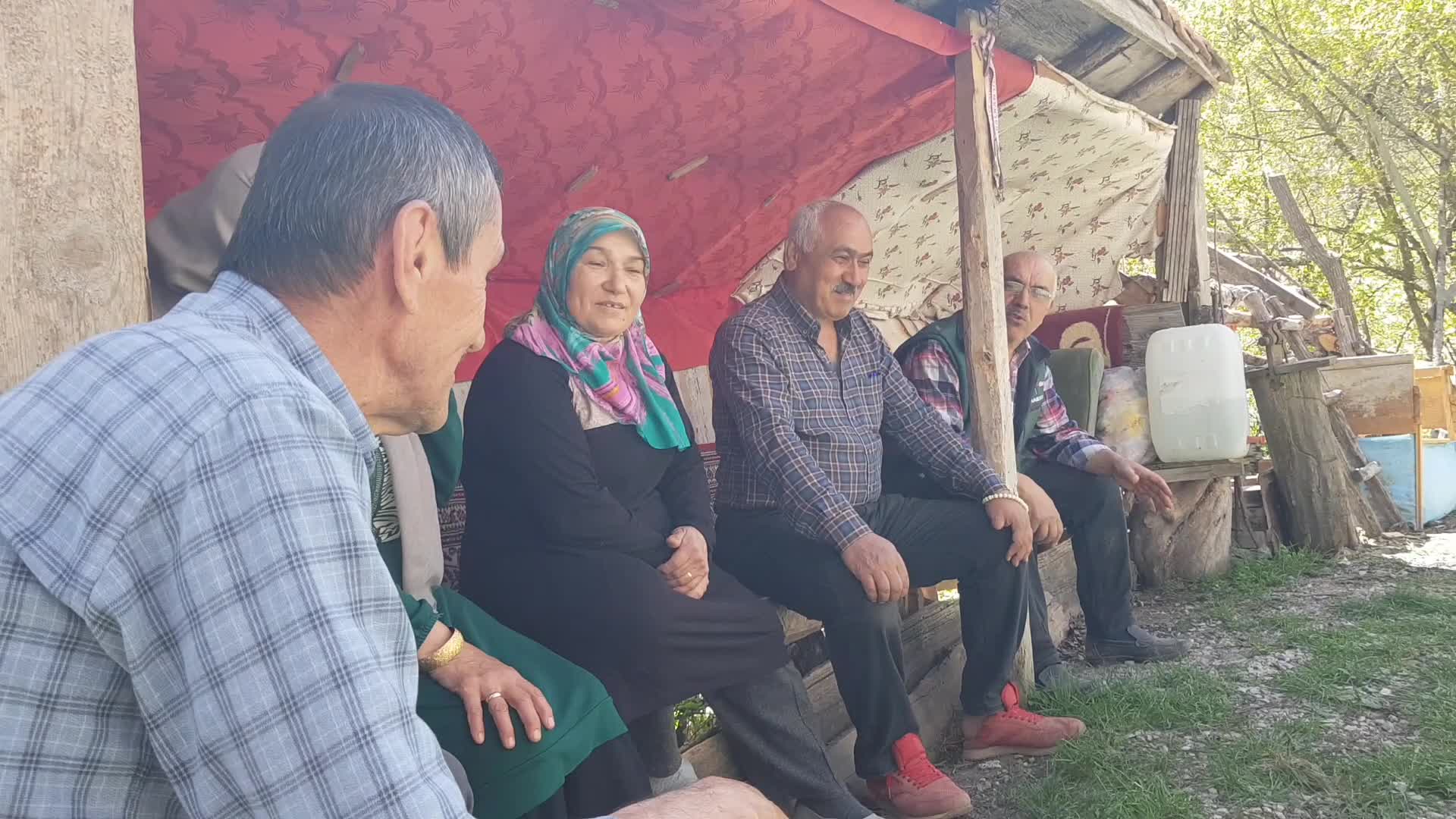KARABÜK'TE 15 YIL MUHTARLIK YAPAN NAZIM ŞAHİN KOLTUĞU EŞİ KEZBAN ŞAHİN'E DEVRETTİ