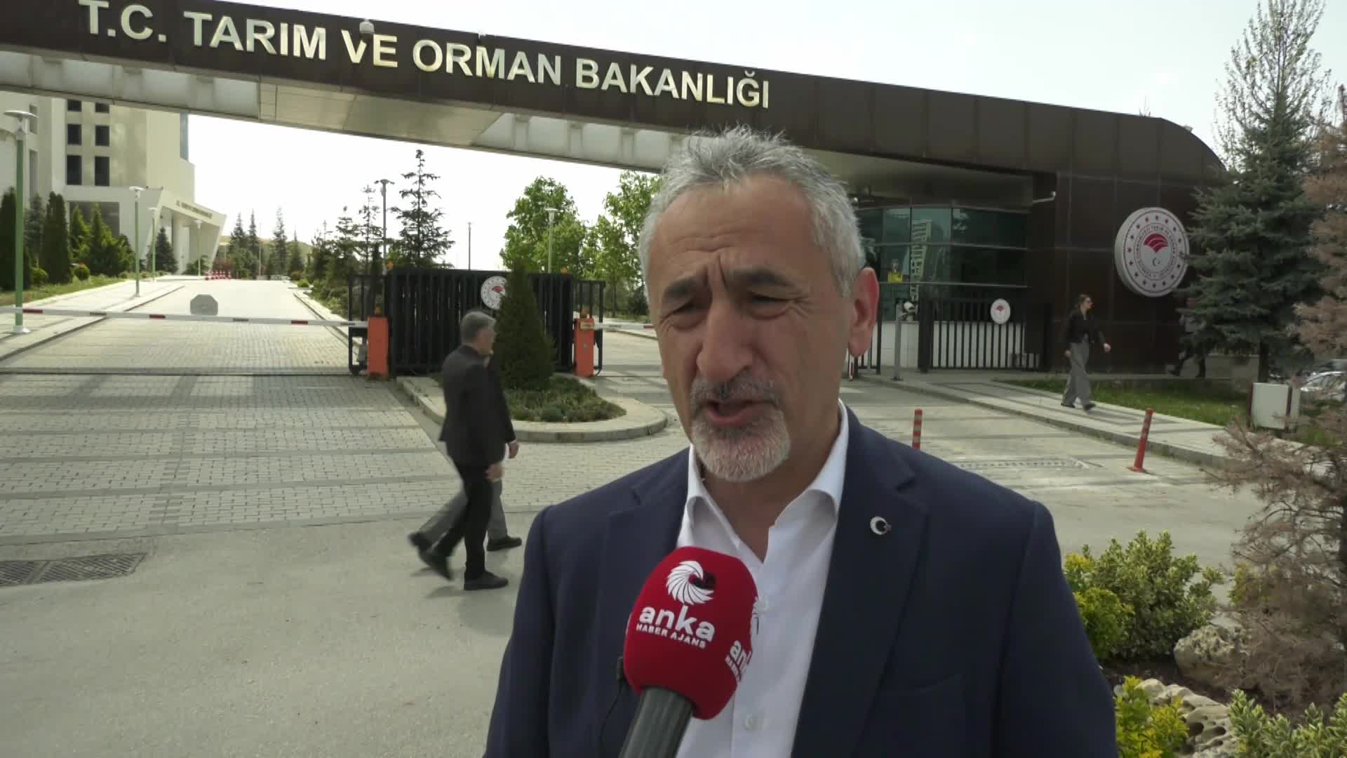 CHP'Lİ ADIGÜZEL, FINDIK VE TARIM ÜRÜNLERİNE ZARAR VEREN İSTİLACI BÖCEKLERİ TARIM VE ORMAN BAKANLIĞI ÖNÜNE BIRAKTI: "BİRAZ DA SİZ UĞRAŞIN"
