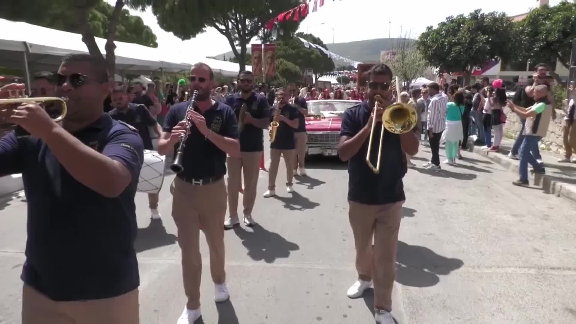 13. ALAÇATI OT FESTİVALİ'NİN İKİNCİ GÜNÜNDE KORTEJ YÜRÜYÜŞÜ YAPILDI... ÇEŞME BELEDİYE BAŞKANI LAL DENİZLİ: “ÇOK GÜZEL BİR FESTİVAL GEÇİYOR”