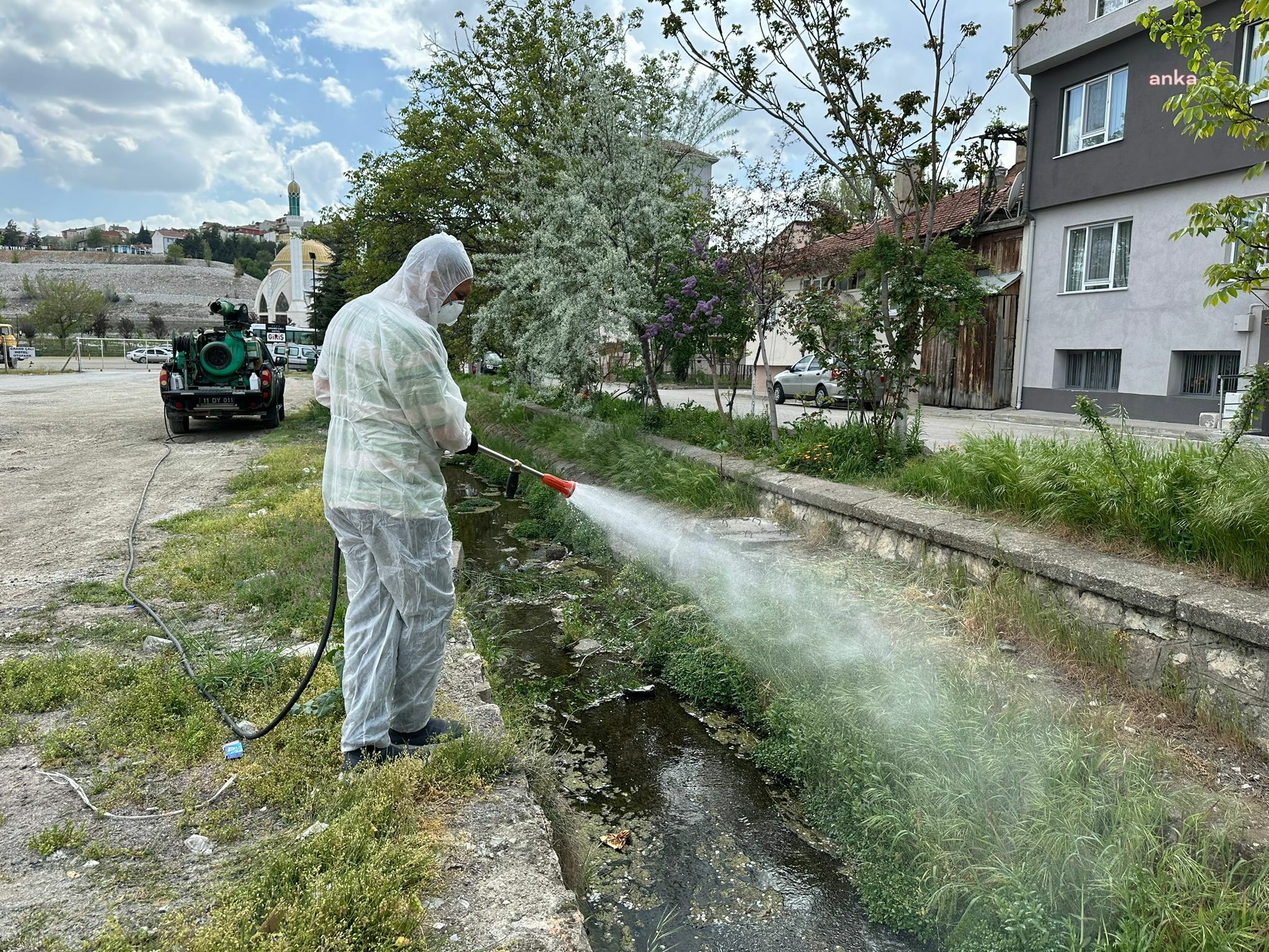 BOZÜYÜK BELEDİYESİ, İLAÇLAMA ÇALIŞMALARINA HIZ VERDİ