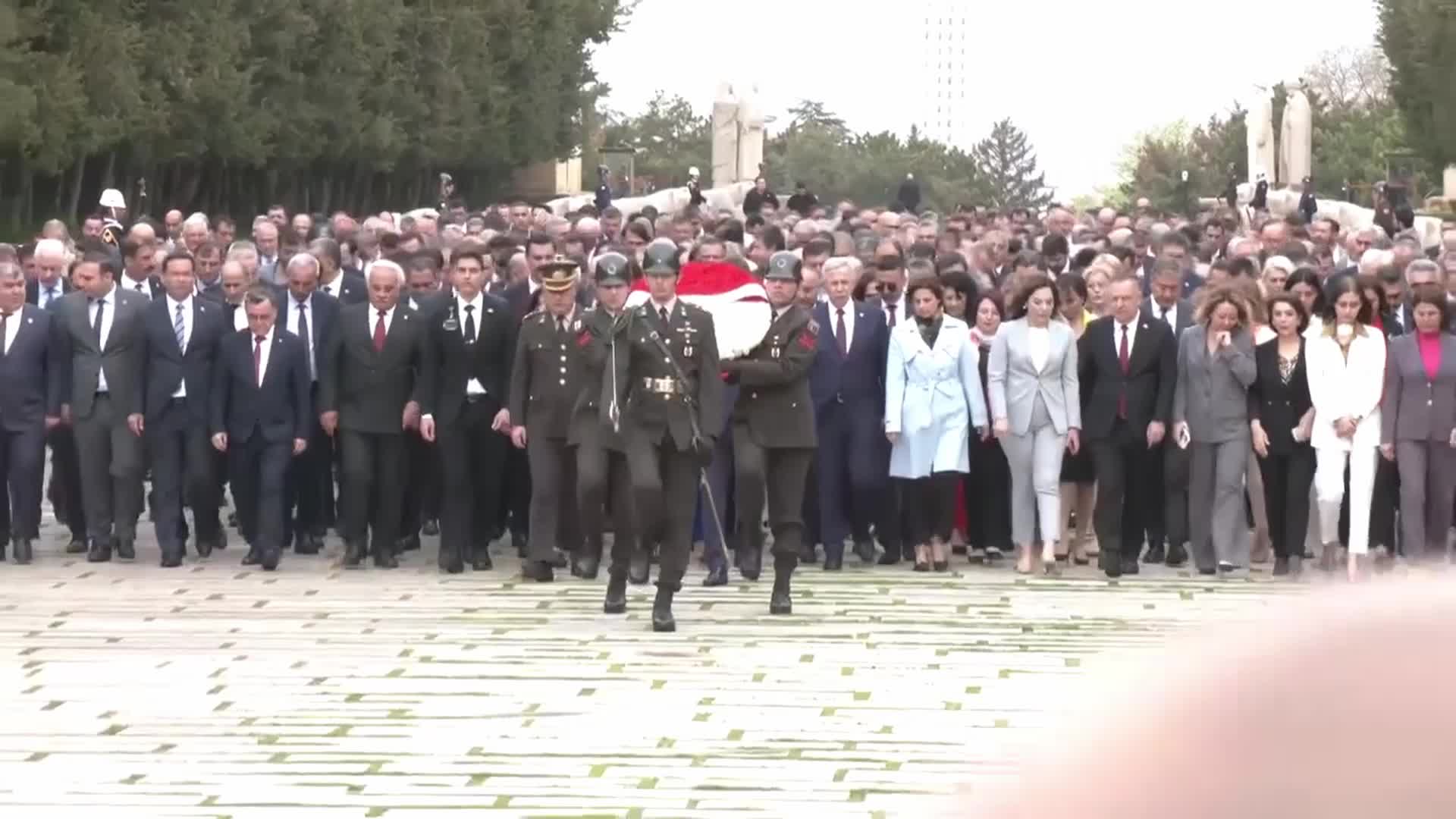 CHP'Lİ BELEDİYE BAŞKANLARI VE İL YÖNETİCİLERİ ANITKABİR'DE