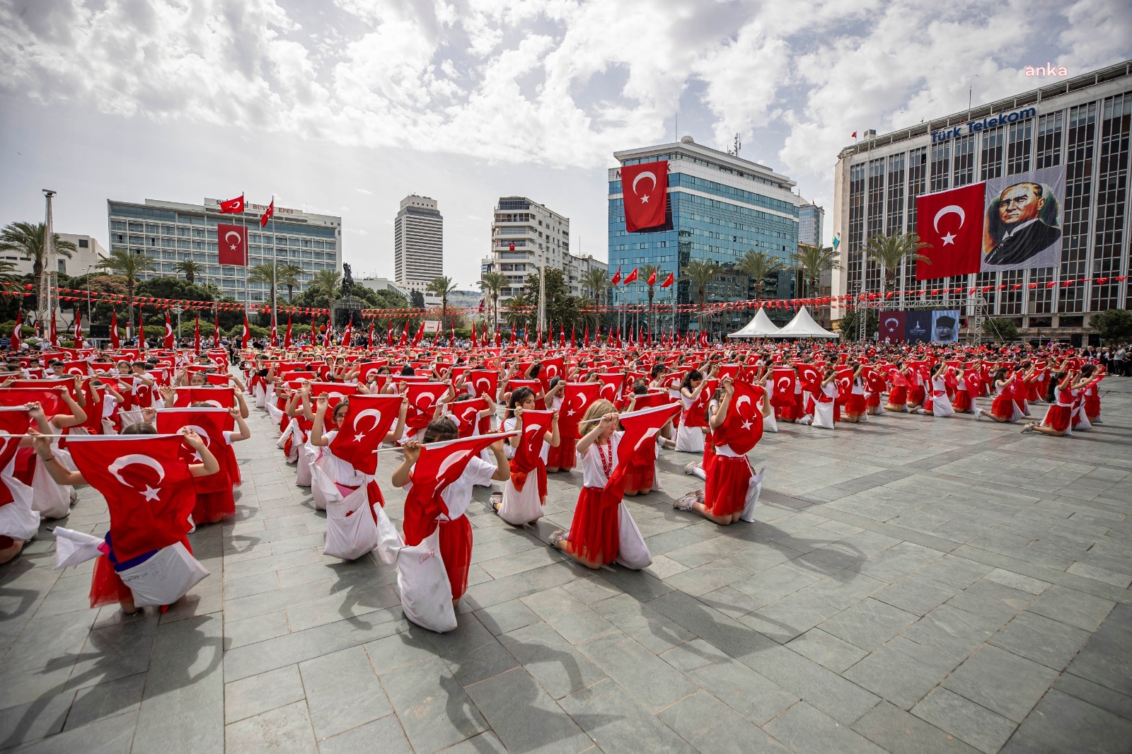 İZMİR BÜYÜKŞEHİR BELEDİYESİ, 23 NİSAN'I KENTİN DÖRT BİR YANINDA DÜZENLENECEK ETKİNLİKLERLE KUTLAYACAK