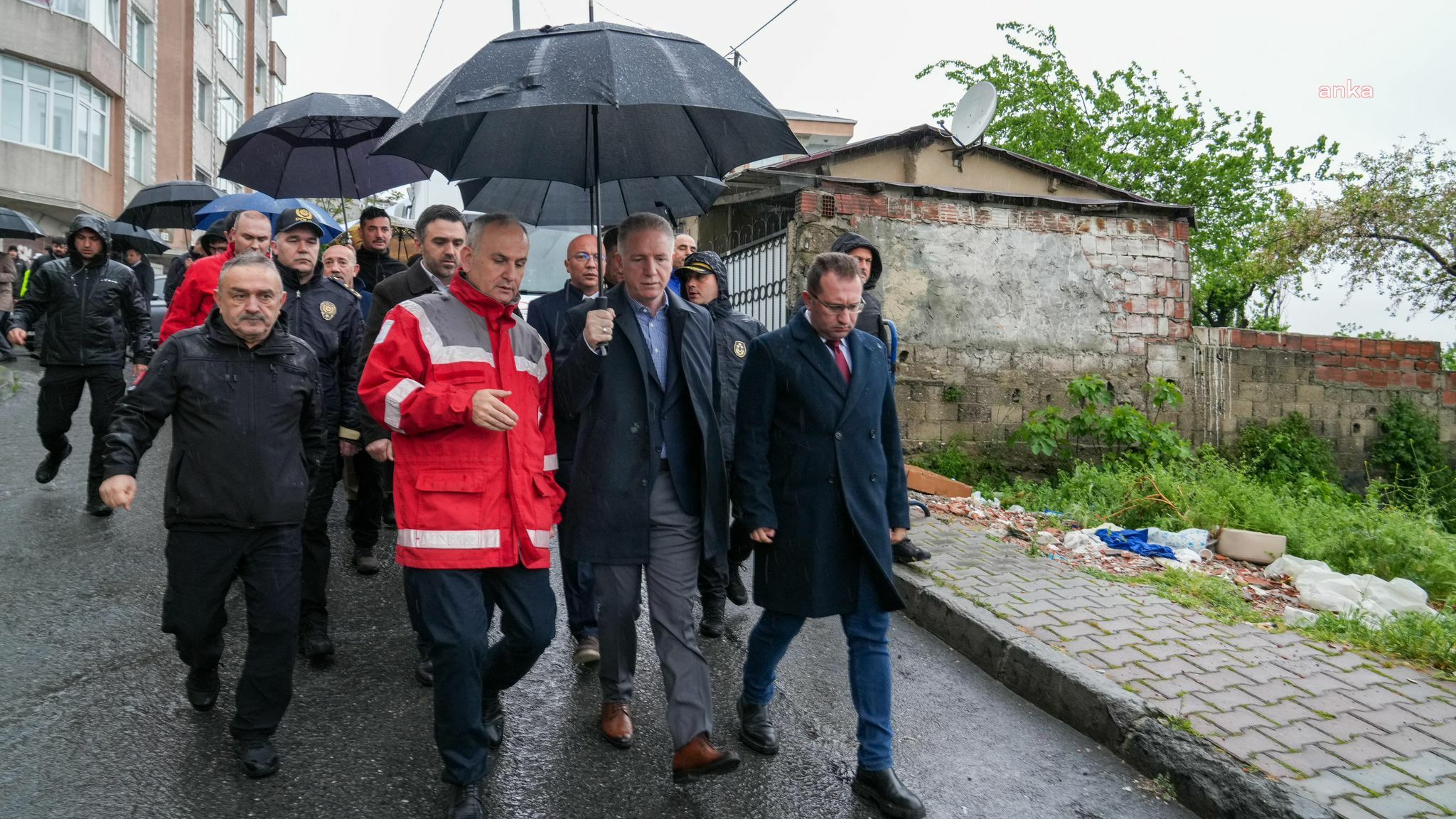 İSTANBUL VALİSİ DAVUT GÜL'DEN TOPRAK KAYMASI AÇIKLAMASI: 30 EV VE TOPLAM 114 KİŞİ TAHLİYE EDİLDİ