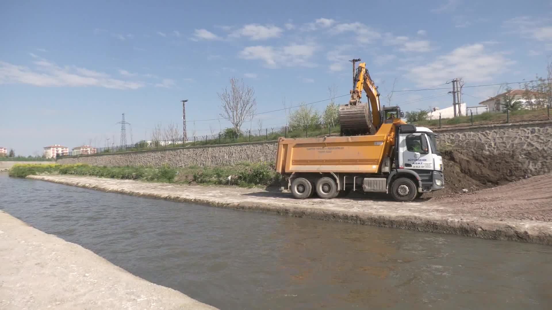 ASKİ ANKARA ÇAYI’NI TEMİZLİYOR