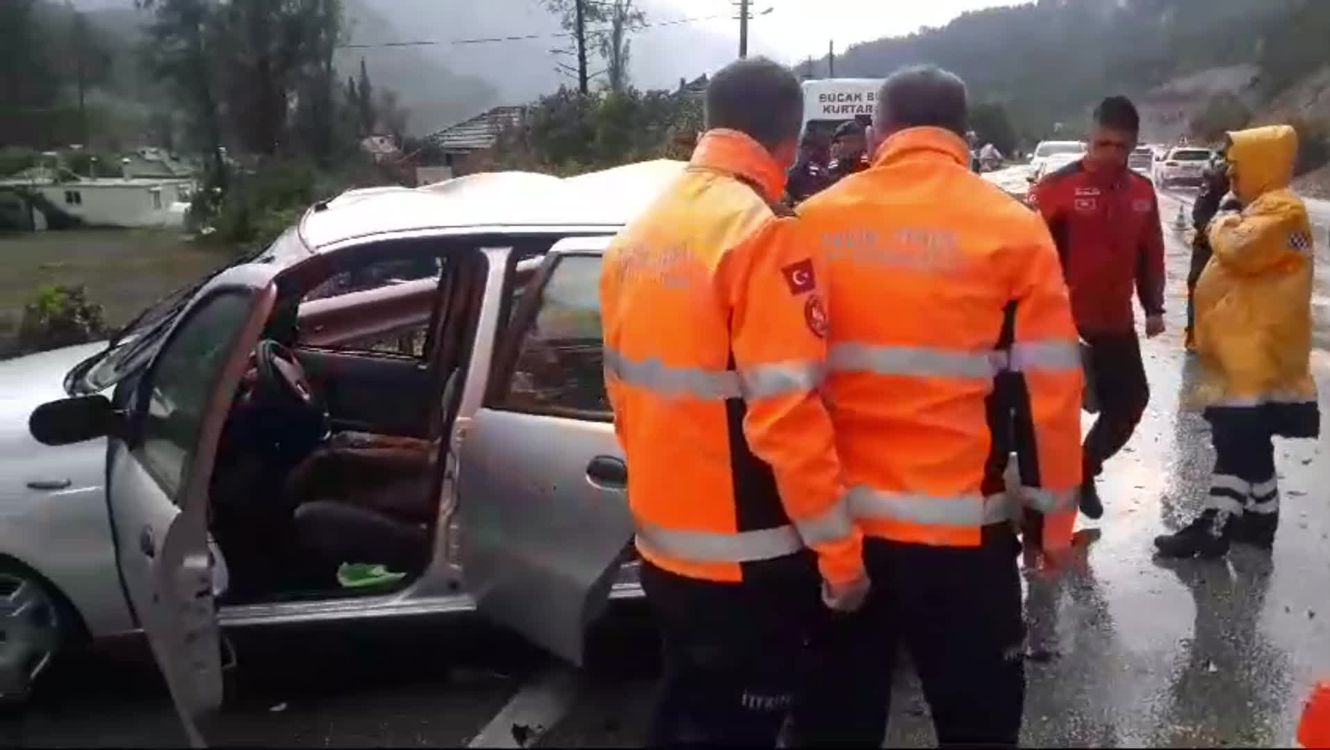 ISPARTA-ANTALYA KARAYOLU'NDA YOLCU OTOBÜSÜ İLE OTOMOBİL ÇARPIŞTI, 1 KİŞİ HAYATINI KAYBETTİ