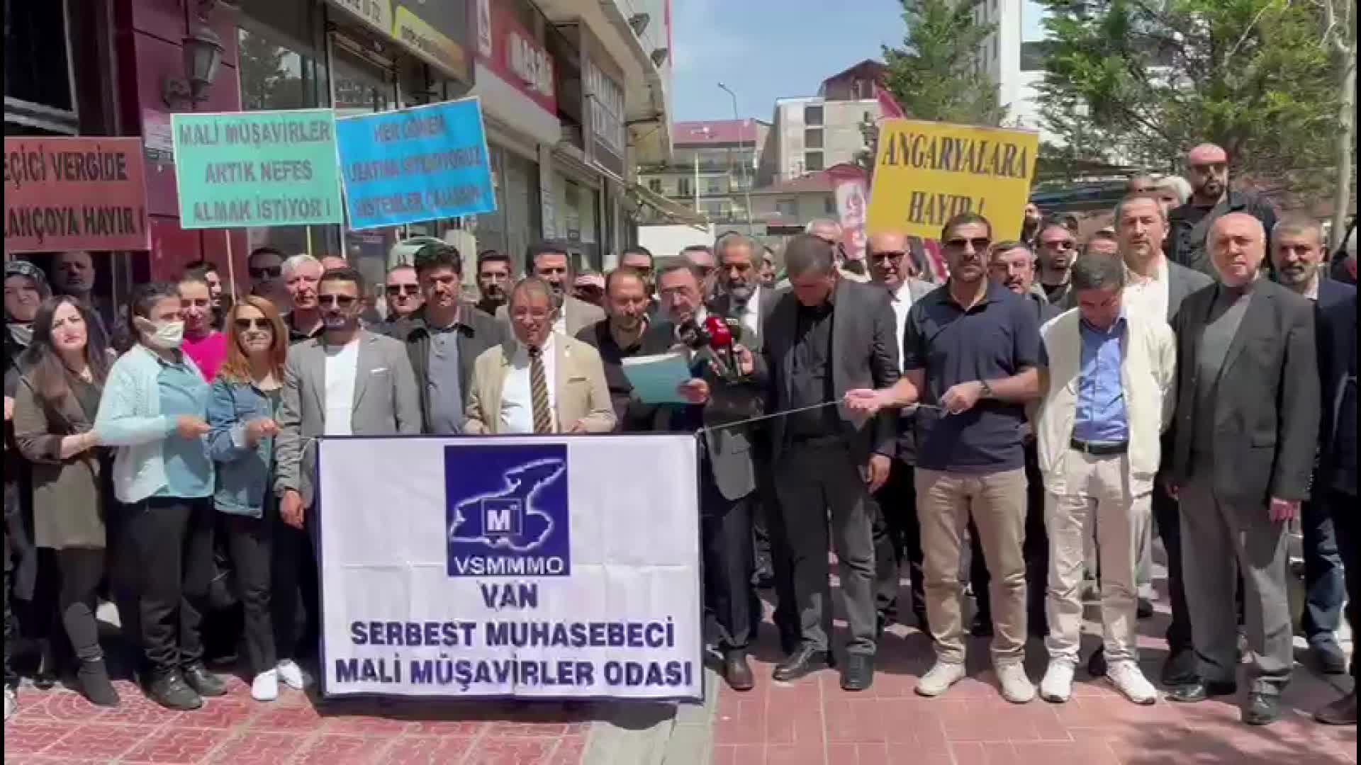 MALİ MÜŞAVİRLERDEN VAN’DA BASIN AÇIKLAMASI: “İŞİMİZİ, MESLEĞİMİZİ YAPAMAZ DURUMA GETİRİLDİK''
