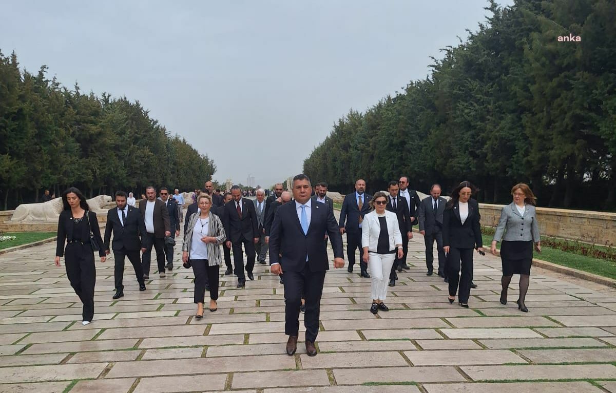 YERLİ VE MİLLİ PARTİ BAŞKANI MUTLU ANITKABİR’İ ZİYARET ETTİ