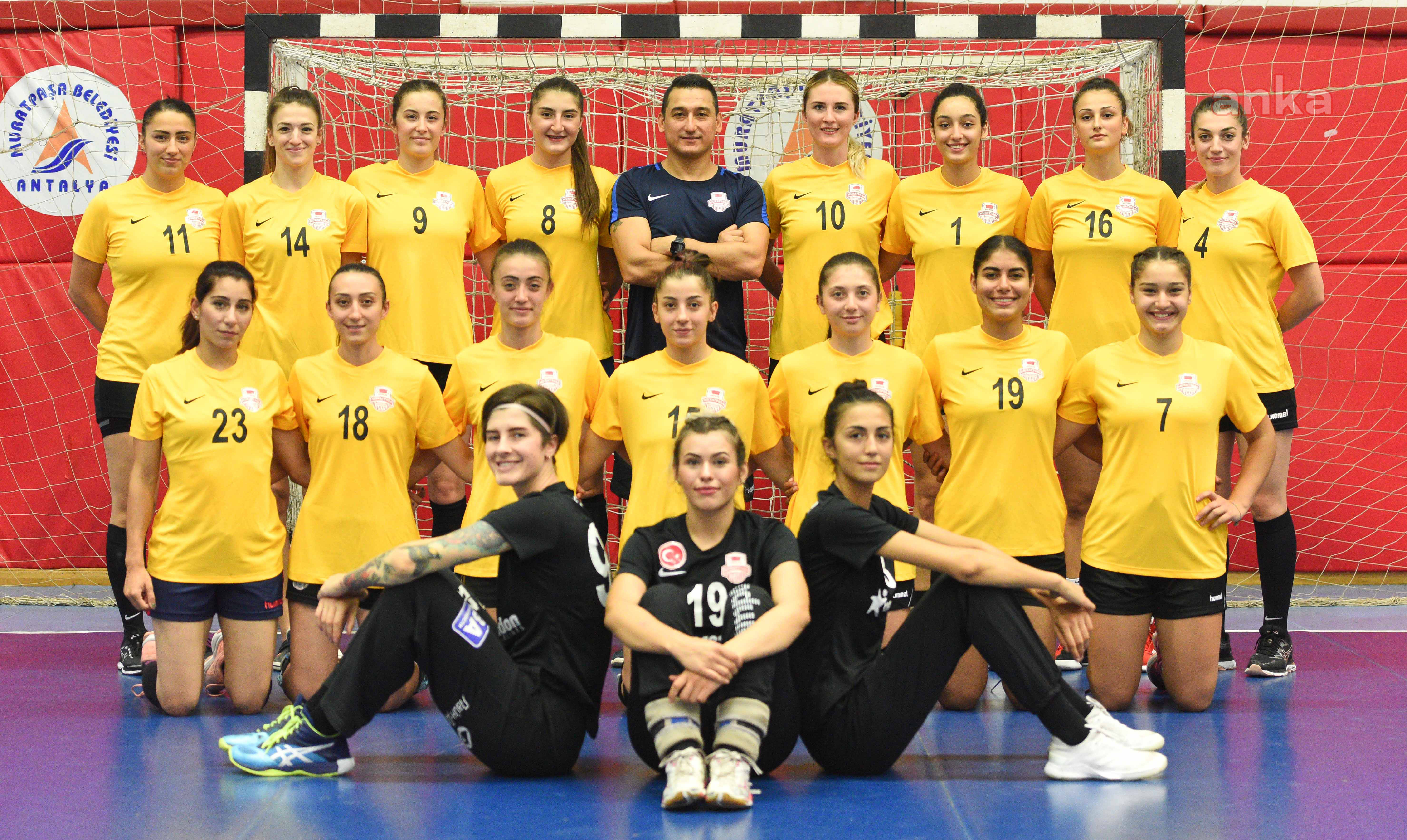 PAŞANIN MELEKLERİ, EVİNDE SAHAYA ÇIKIYOR