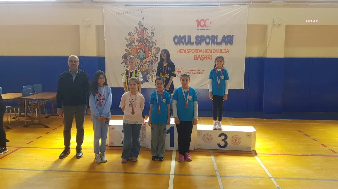 BOZÜYÜK BELEDİYESİ SATRANÇ SPORCULARI, 23 NİSAN TURNUVASI’NDAN MADALYALARLA DÖNDÜ