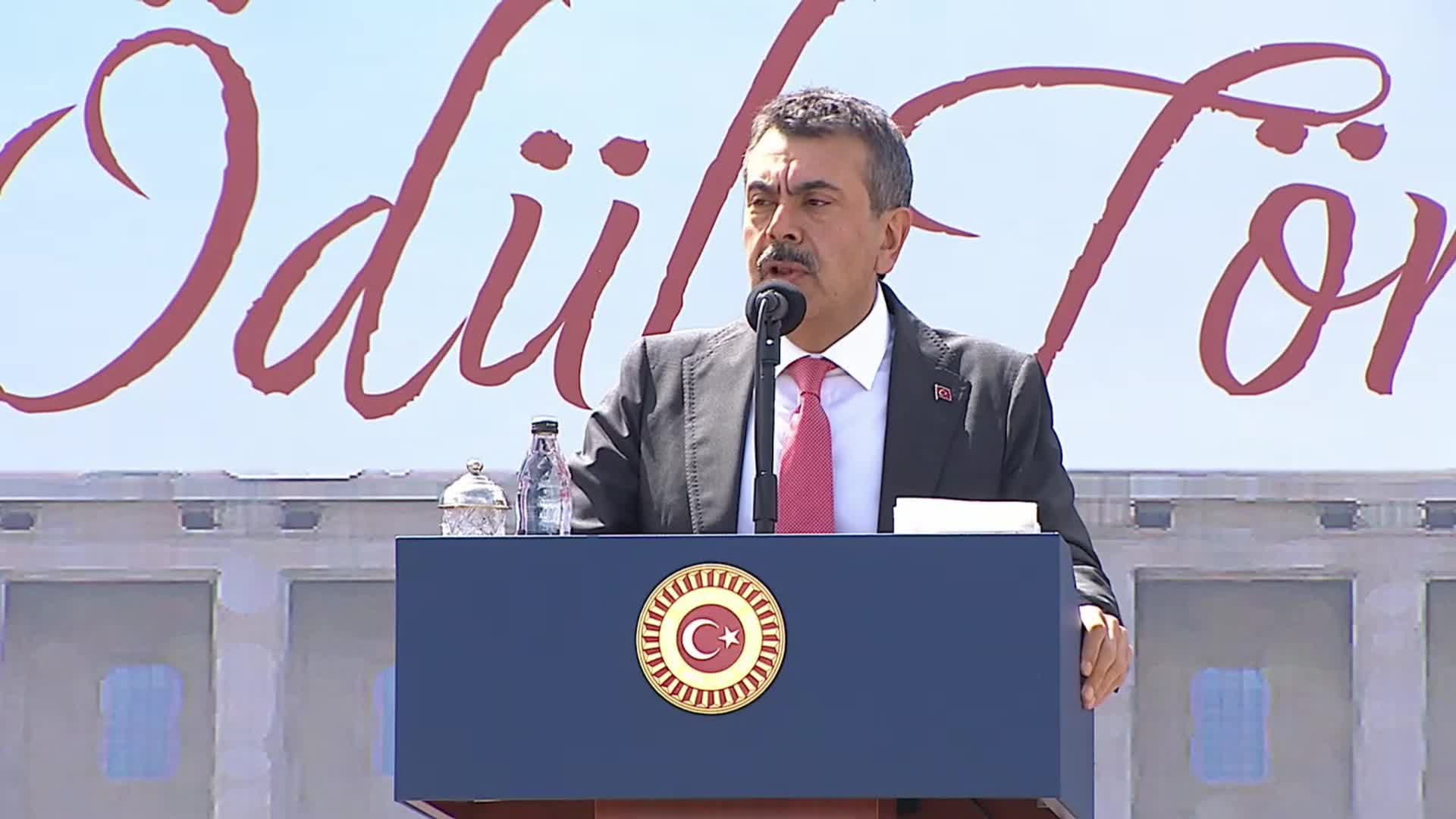 TBMM'DE 23 NİSAN ETKİNLİKLERİNDE BAŞARILI ÇOCUKLARA ÖDÜLLERİ VERİLDİ