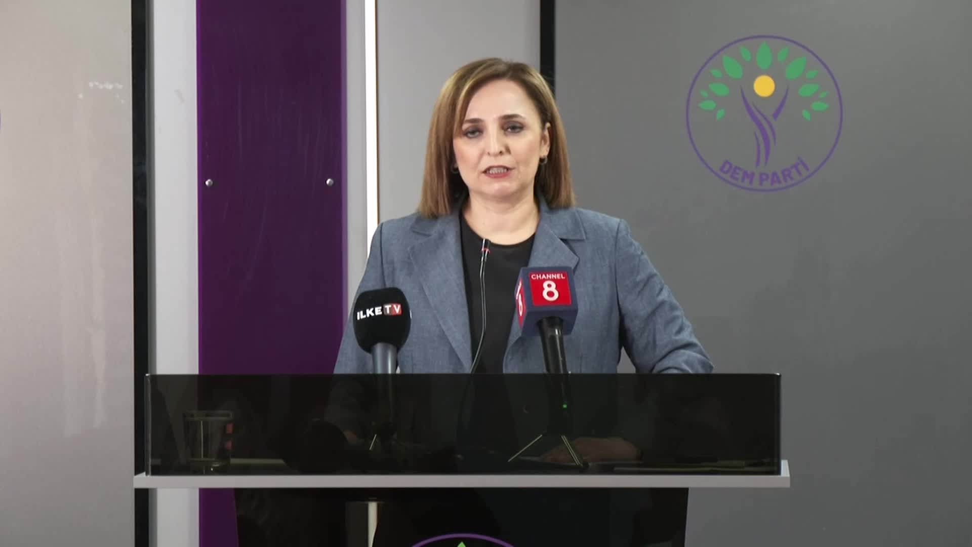 DEM PARTİ SÖZCÜSÜ DOĞAN: “SUÇLARIN VE GÜNAHLARIN ÜSTÜ MARŞLA VE BAYRAKLA ÖRTÜLMEYE ÇALIŞILDI. ‘ONLAR ORTAK SEMBOLLERE SAYGI DUYMUYOR’ DENİLEREK YAPILDI. ARTIK BUNA KANACAK TÜRKİYELİ DE KÜRT DE YOK”