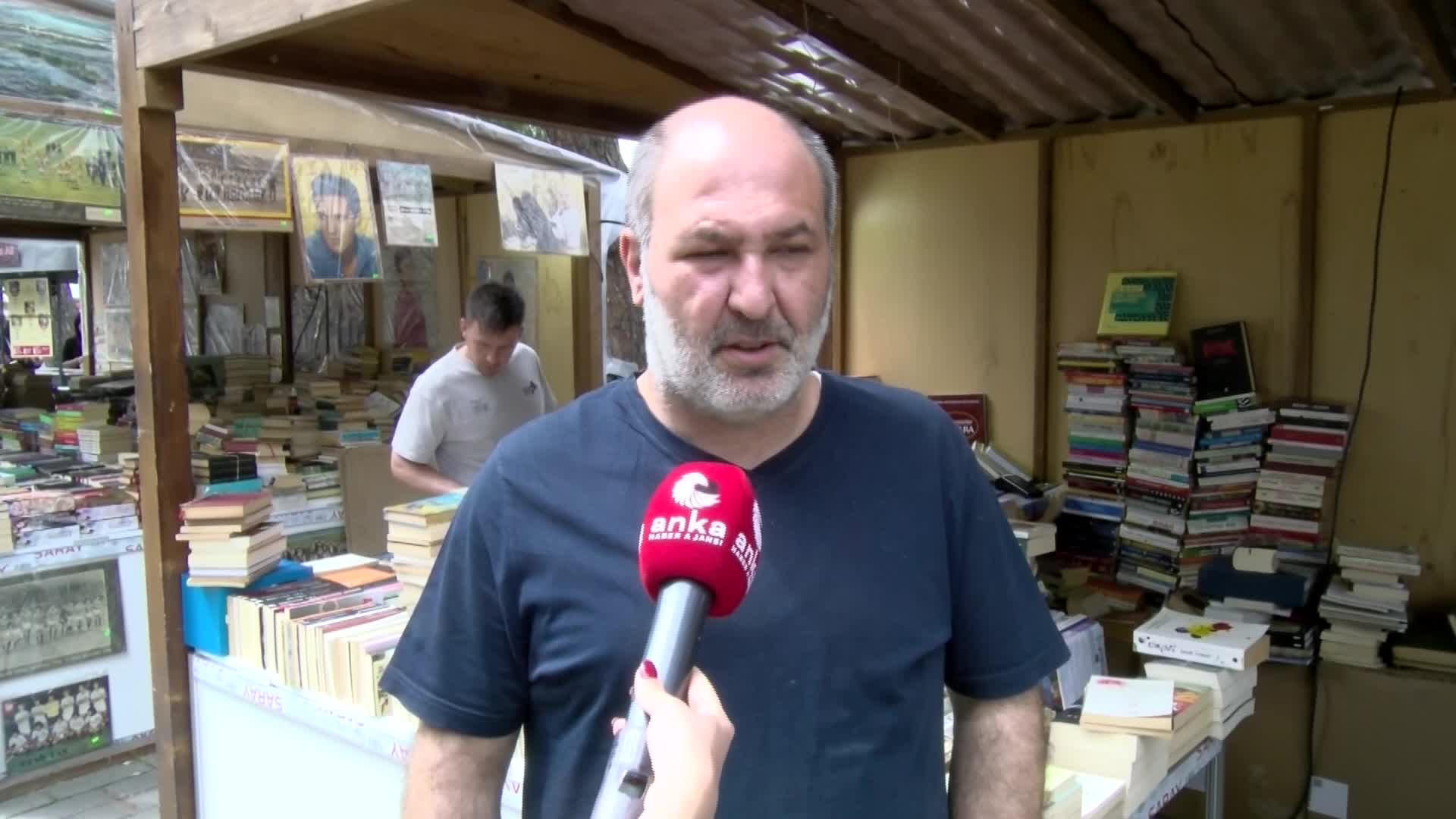 İZKİTAP FEST'E KİTAPSEVERLERDEN YOĞUN İLGİ: “FUAR ŞENLİK HAVASINDA GEÇİYOR"