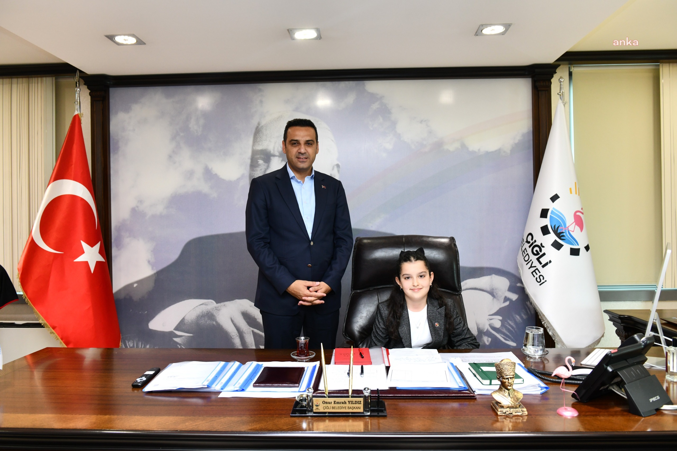 ÇİĞLİ BELEDİYE BAŞKANI YILDIZ, KOLTUĞUNU İLKOKUL ÖĞRENCİSİ KIRKMALI’YA DEVRETTİ