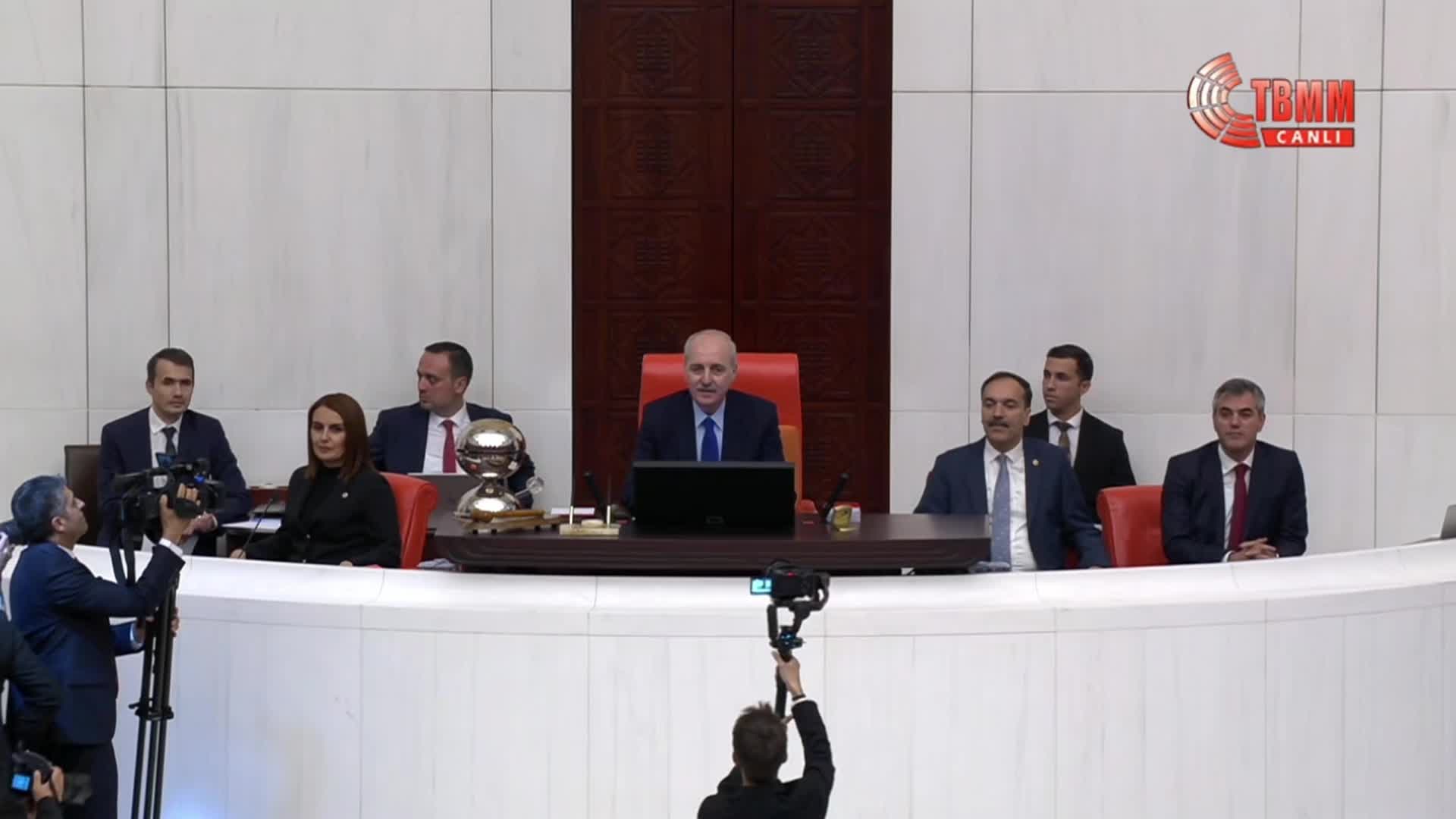 TBMM BAŞKANI KURTULMUŞ, KOLTUĞUNU 6.  SINIF ÖĞRENCİSİ AYSİMA ARSLAN'A DEVRETTİ