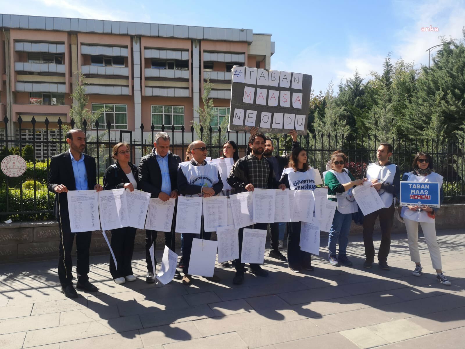 ÖZEL SEKTÖR ÖĞRETMENLERİ SENDİKASI, 'TABAN MAAŞ' İÇİN TOPLANAN İMZALARI MEB'E SUNDU: “BU TALEP İÇİN MÜCADELEMİZ DEVAM EDECEK"