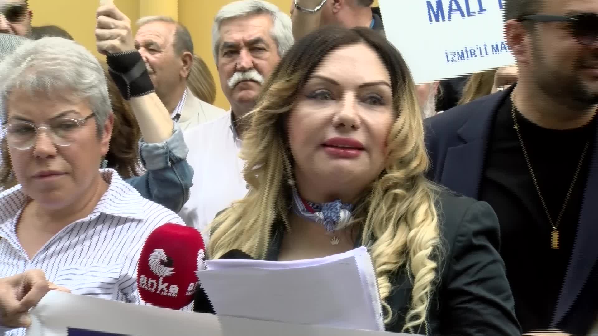 MALİ MÜŞAVİRLER FAZLA İŞ YÜKÜ SEBEBİYLE İZMİR'DE EYLEM YAPTI: “ANGARYALARA HAYIR. MALİ MÜŞAVİRLER KÖLE DEĞİLDİR”