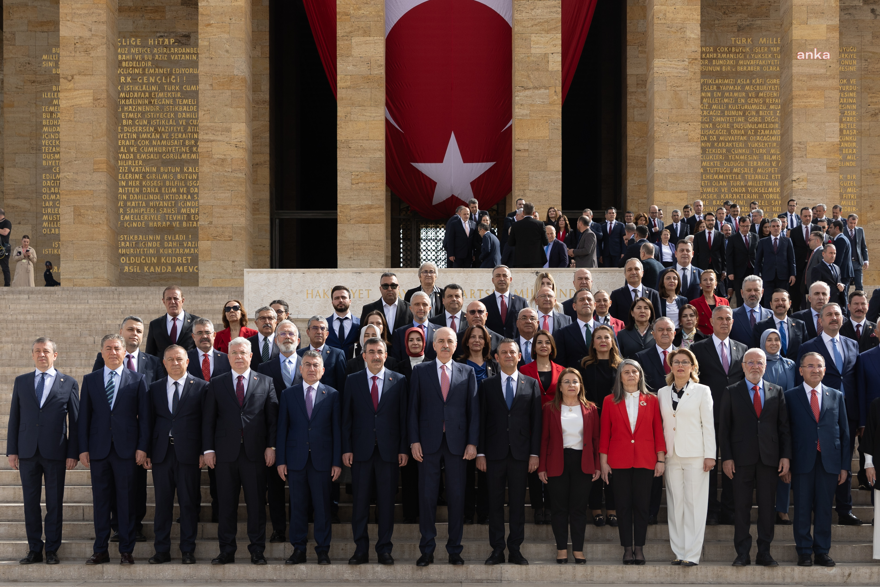 TBMM BAŞKANI KURTULMUŞ VE DEVLET ERKANI ANITKABİR'İ ZİYARET ETTİ