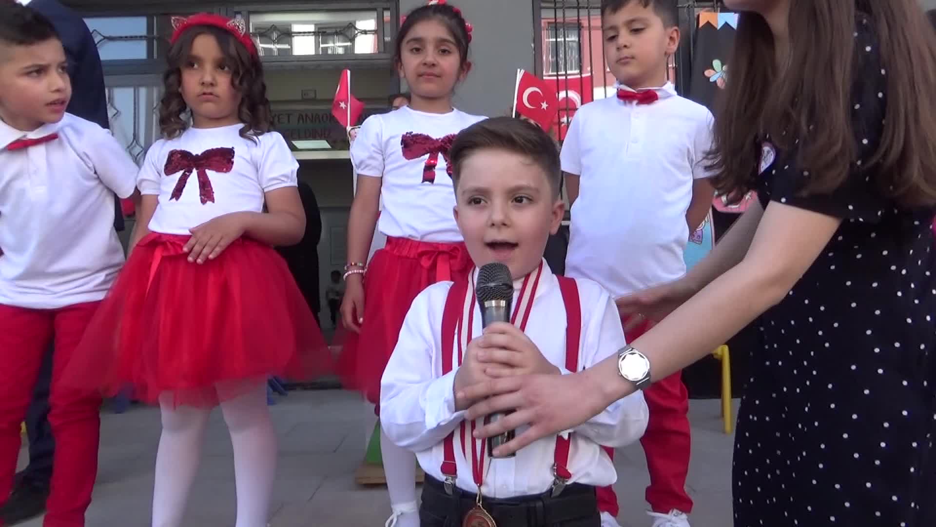 OKUMA YAZMA BİLMEYEN 5 YAŞINDAKİ MUHAMMED MİRAÇ ARAS İSTİKLAL MARŞI'NI EZBERE OKUDU