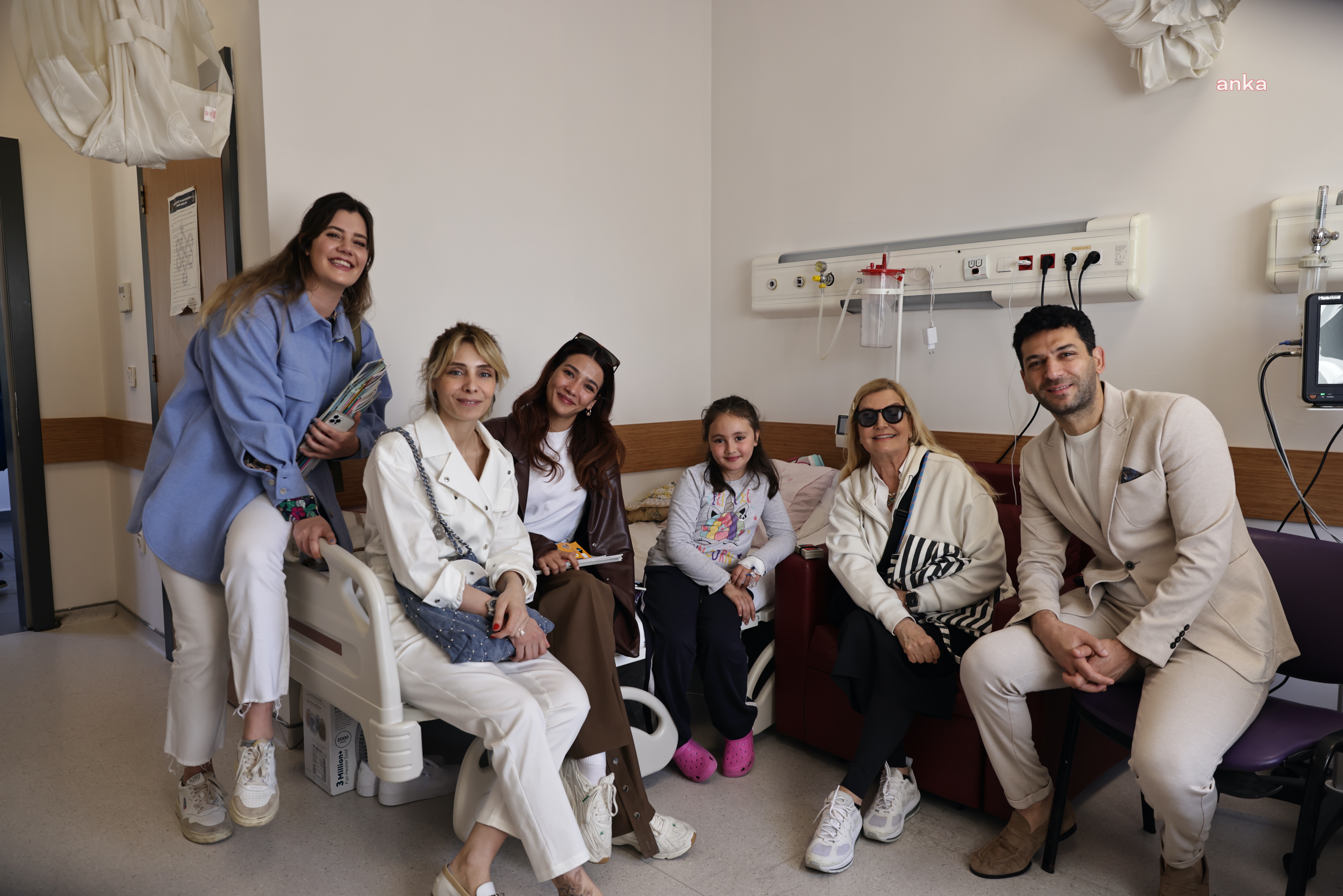 CERRAHPAŞA’DA 23 NİSAN COŞKUSU: ÜNLÜ İSİMLERDEN CERRAHPAŞA’DA TEDAVİ GÖREN ÇOCUKLARA 23 NİSAN ULUSAL EGEMENLİK VE ÇOCUK BAYRAMI SÜRPRİZİ